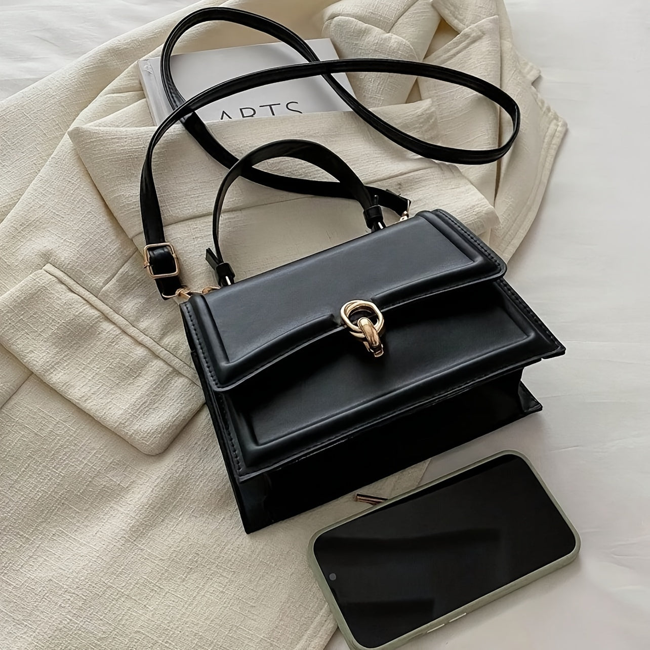 Элегантная черная синтетическая кожаная сумка для женщин с ретро-клапаном, верхней ручкой, замком с поворотом и золотистой фурнитурой. Имеет структурированную прямоугольную форму, регулируемый ремень.
