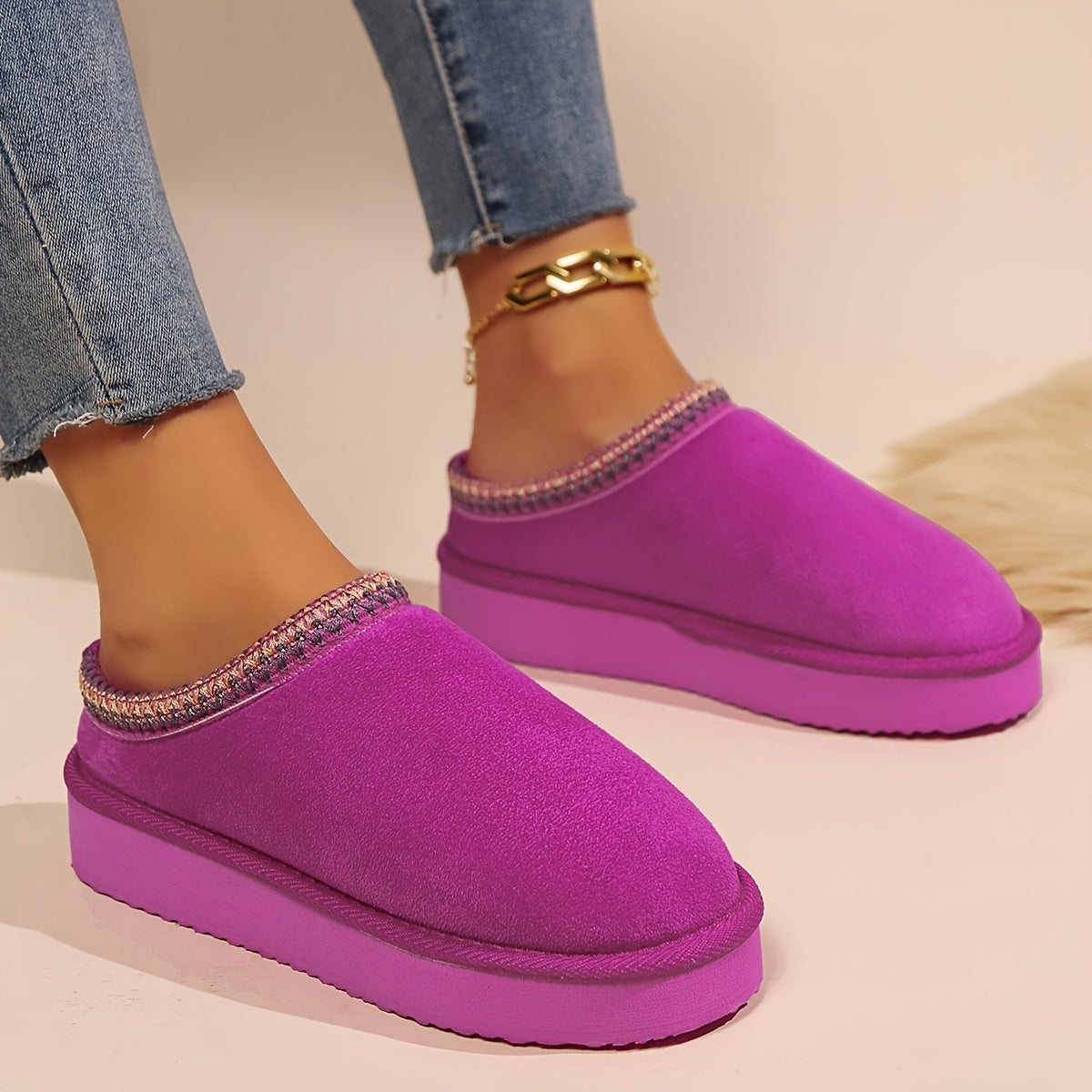 Теплые и уютные зимние тапочки для женщин с плюшевой подкладкой и противоскользящей подошвой.