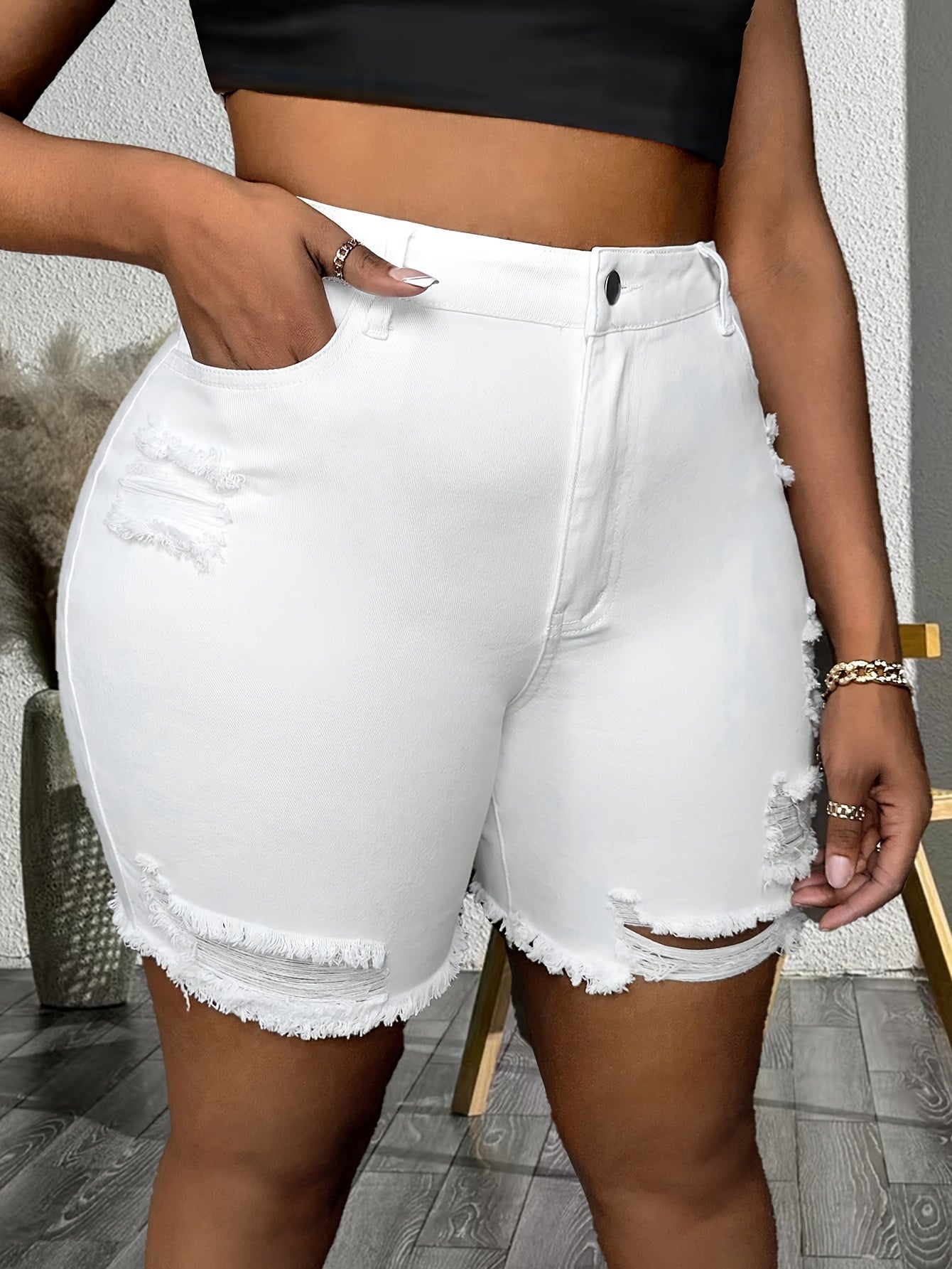 Shorts de mezclilla para mujer talla plus con rotos y dobladillo sin rematar, color blanco, ajuste medio y elastano