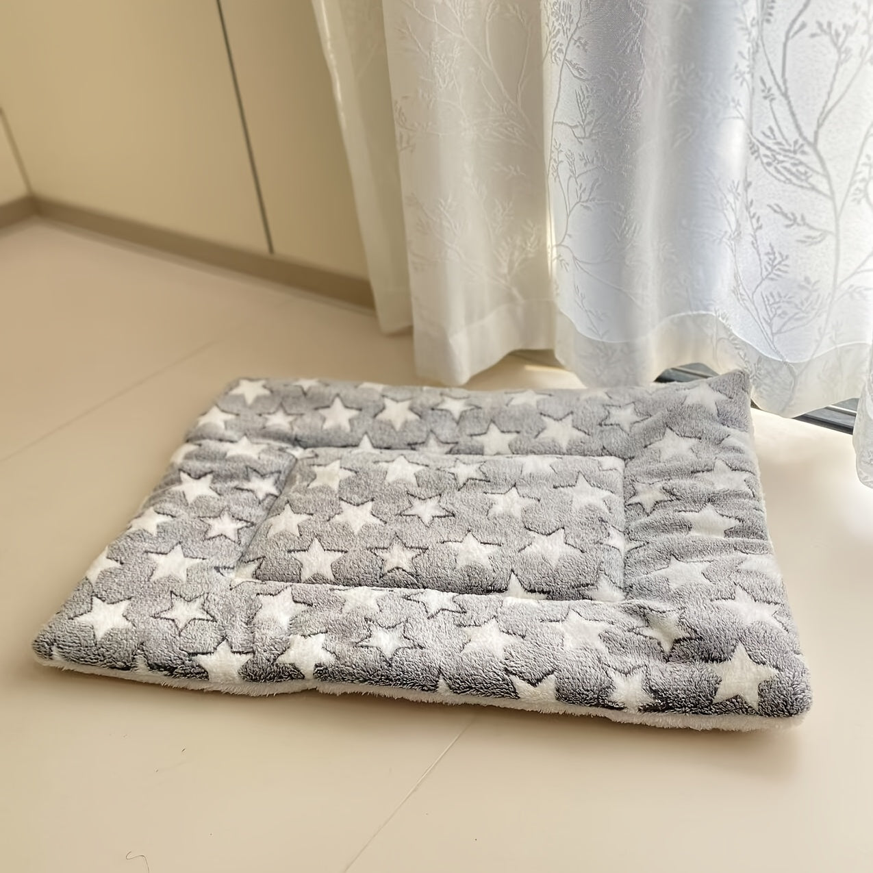 Uy hayvonlari uchun qulay ko'rpa, kuz va qish mavsumida mushuklar va itlar uchun ideal.