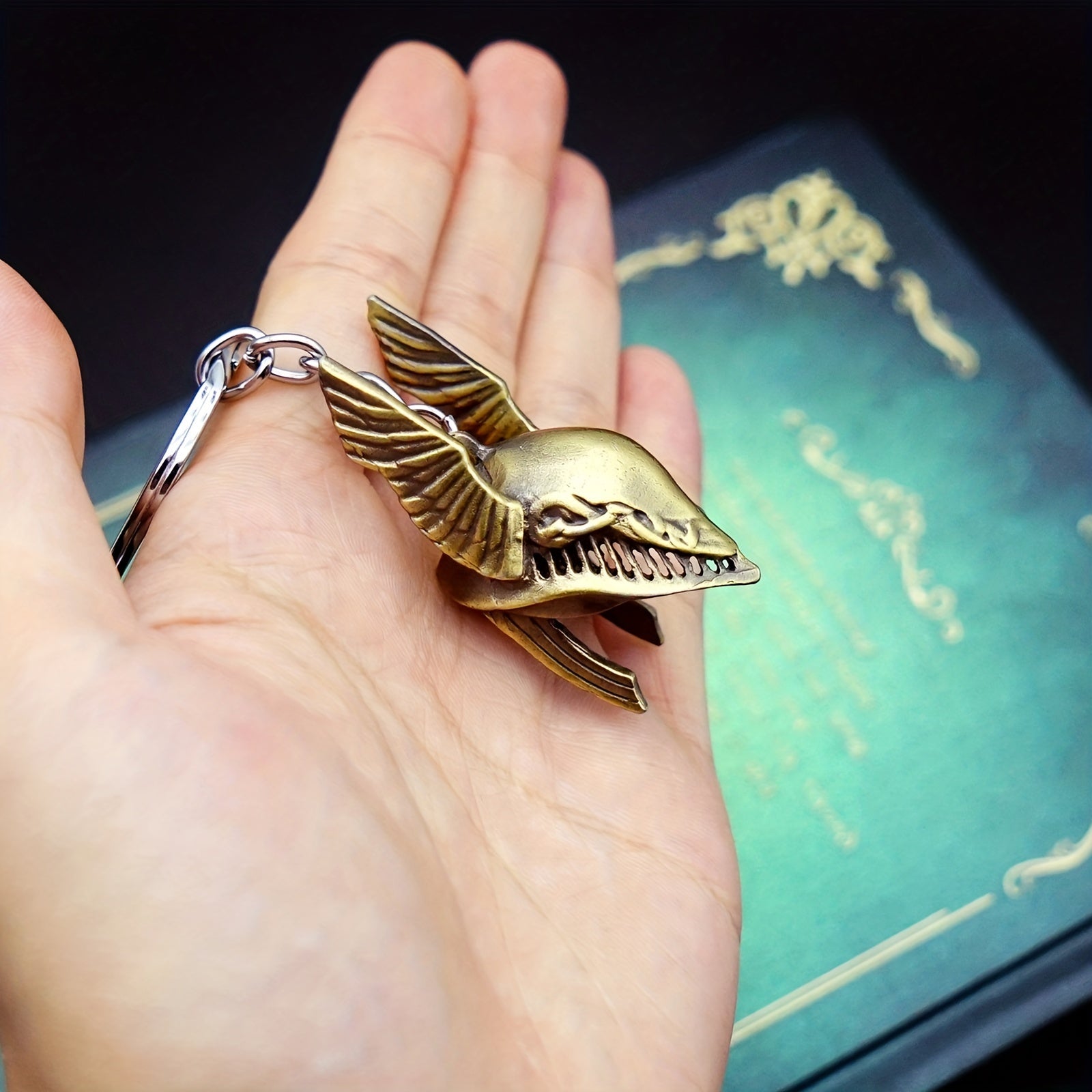 Llavero de aleación de zinc con imitación de joyería amarillo tierra, accesorio para mochila de hombre