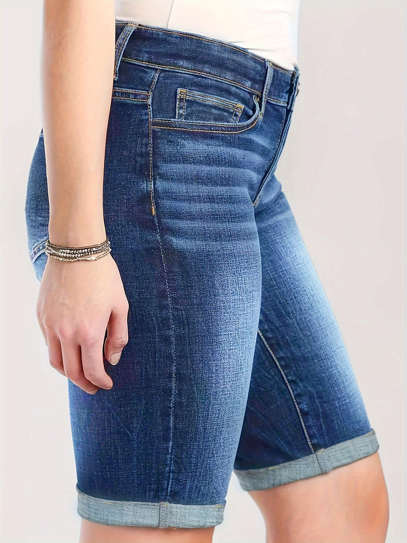 Ayollar uchun denim Bermuda shortlari, yuqori bo‘yin, yuvilgan ko‘k, bukilgan bo‘lakli qism