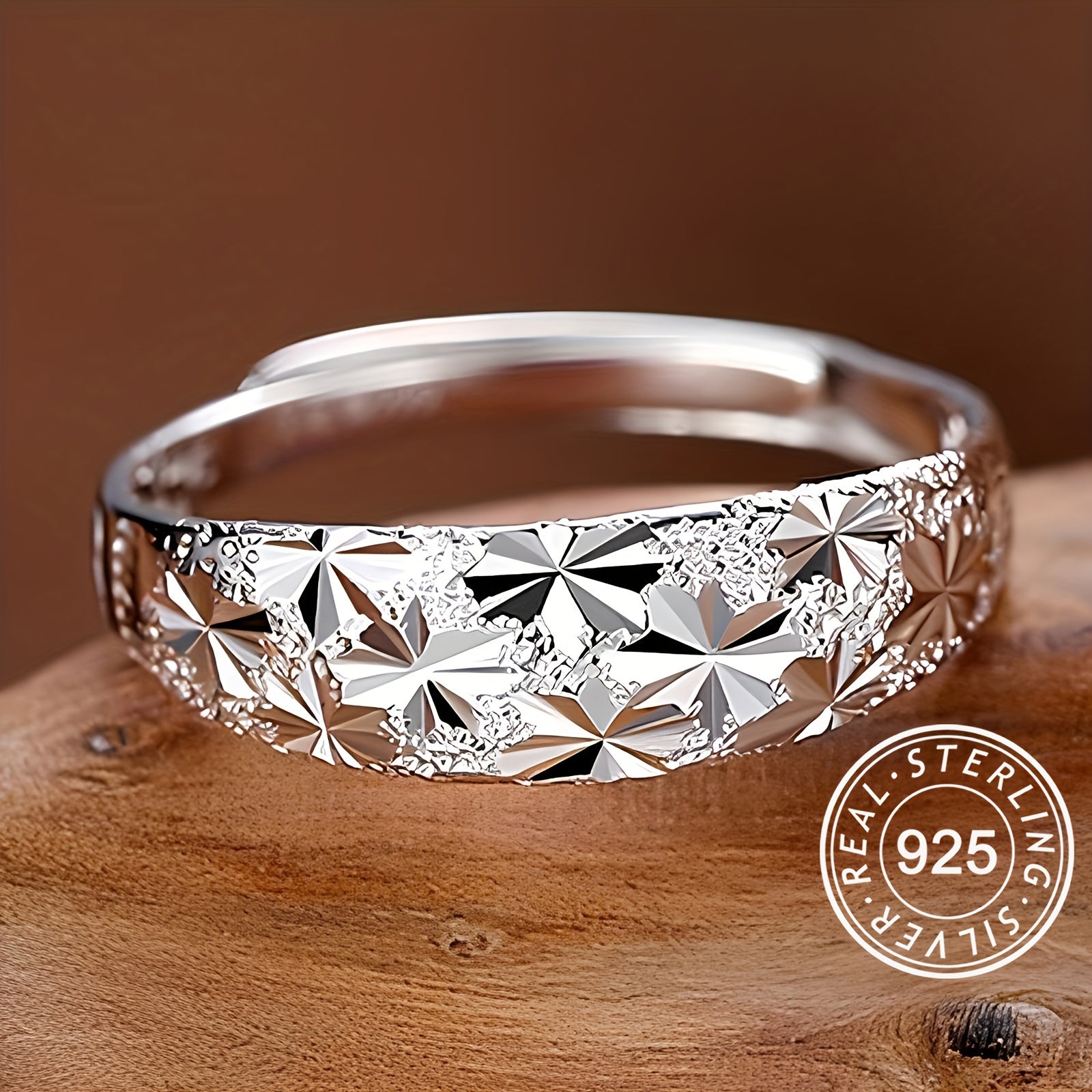 Geometrik o'yma bilan bezatilgan sterling kumush halqa, erkaklar va ayollar uchun mos. Ushbu sozlanadigan halqa yuqori sifatli bo'lib, og'irligi 2.4g yoki 0.08oz.