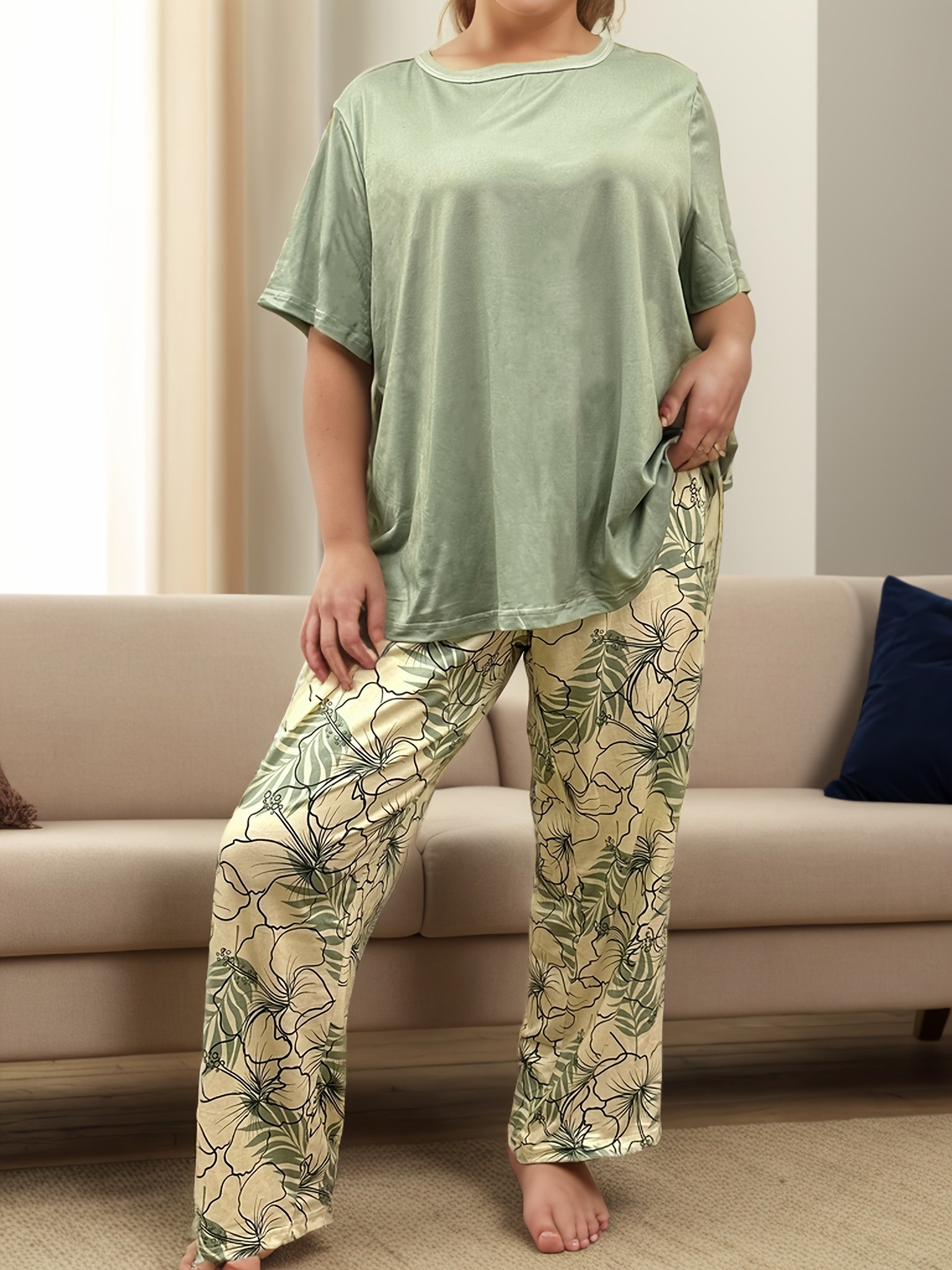 Women's Plus Size Green Floral Pajama Set with Short Sleeve T-Shirt and Long Pants