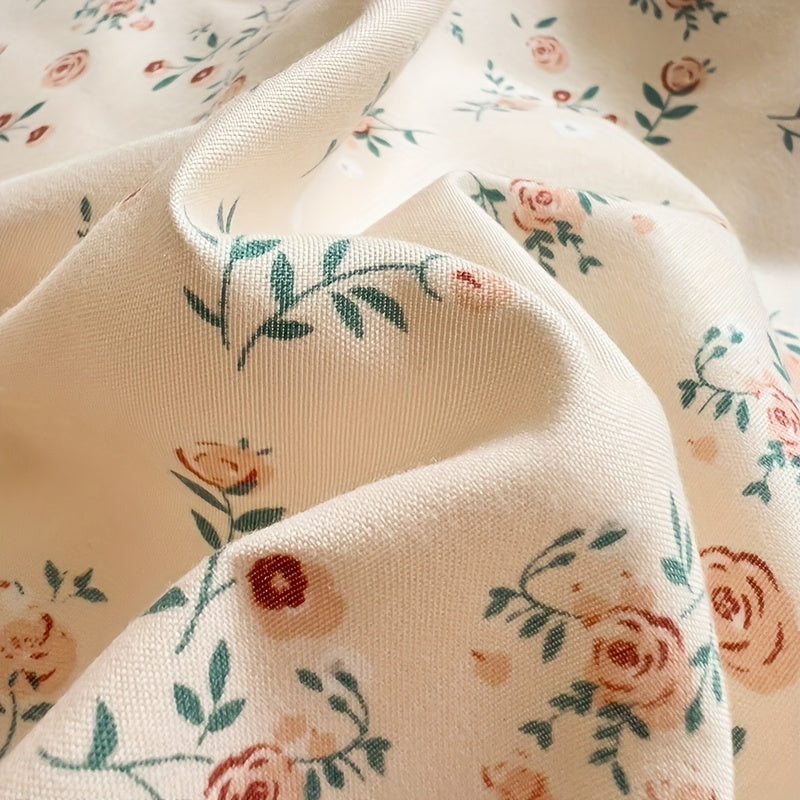 Yumshoq gullar naqshidagi yotoq to'plami, yostiq qoplari bilan birga, nafas oladigan polyesterdan tayyorlangan va zip yopilishi mavjud. Har mavsum uchun mos, yotoqxona va mehmonxonalar uchun mukammal.