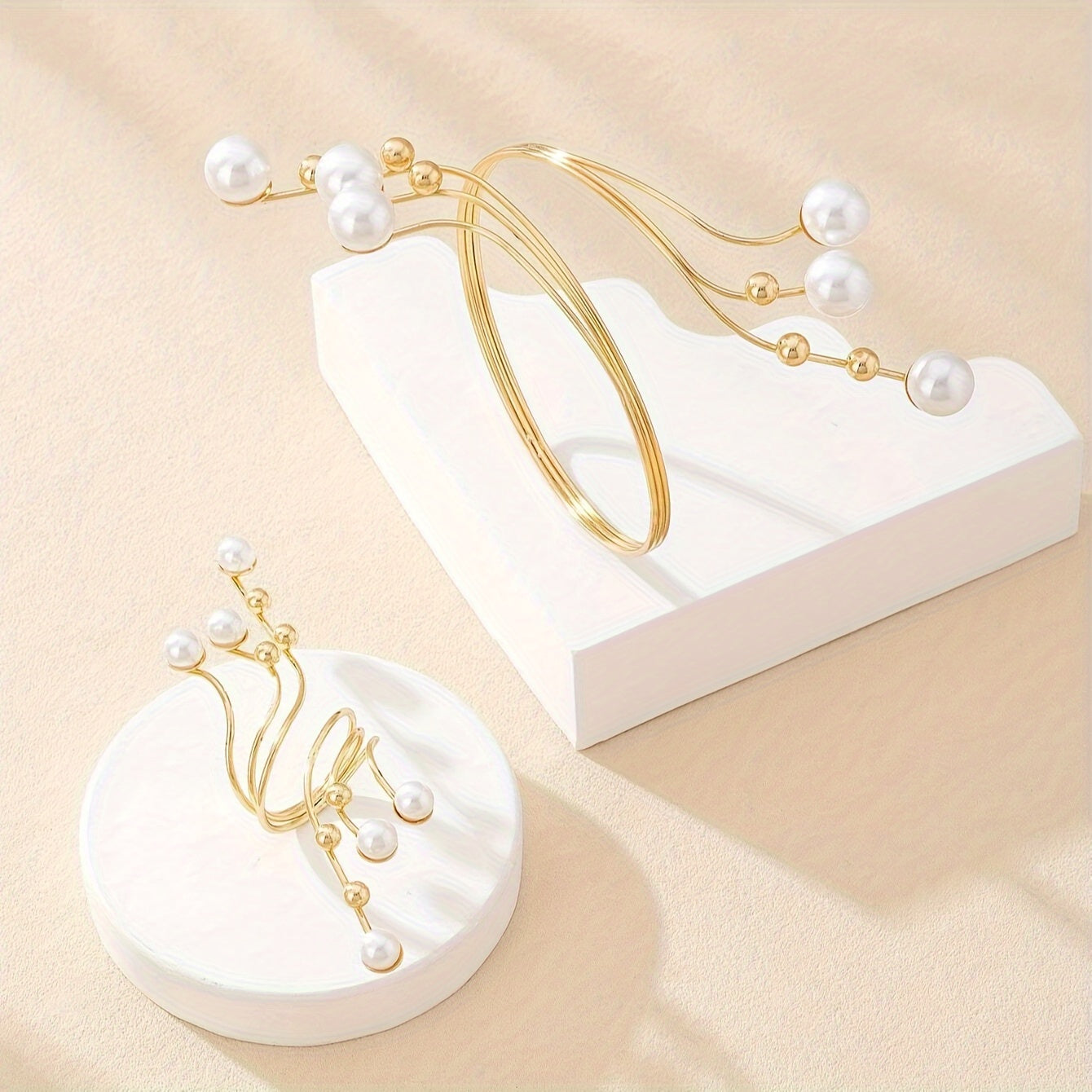 Стильный 2-частный набор украшений для рук для женщин - элегантный креативный дизайн с использованием железной цепи, золотистым покрытием, жемчугом и бусинами - универсальный комплект браслет и кольцо, идеально подходящий для повседневной носки и подарков