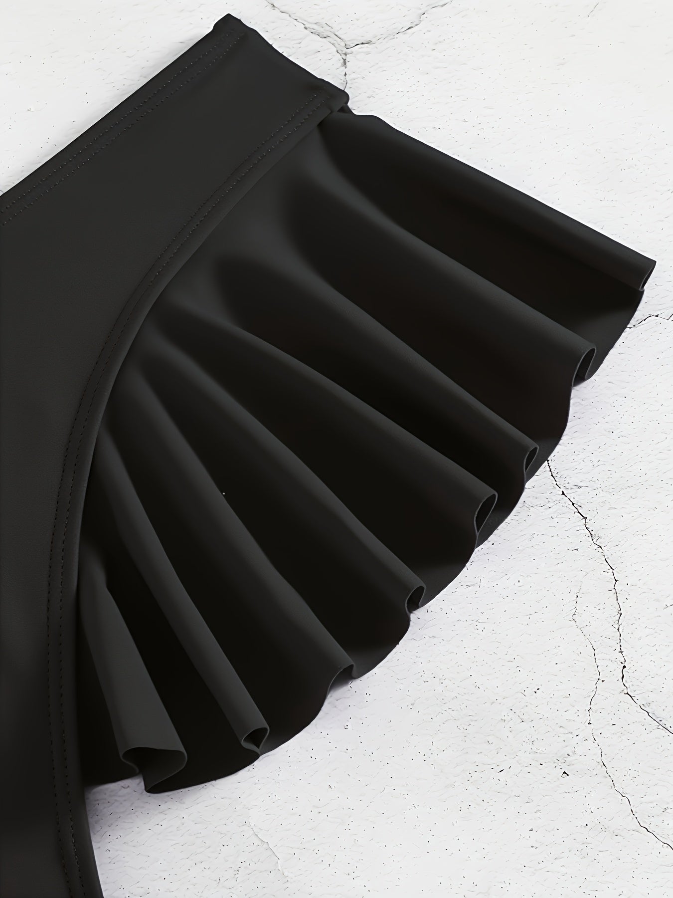 Zarif rangsiz ayollar uchun suzish pastki qismlari, yuqori cho'ziluvchan nyolon matodan tayyorlangan, plyaj va basseyn uchun mukammal.