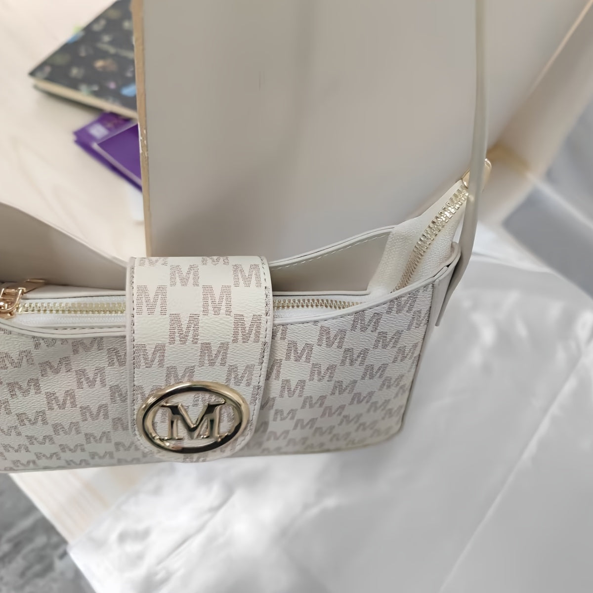 Ayollar uchun geometrik naqshli yelka sumkasi, dizayner ilhomlangan, polyester astar bilan zipli krossbodi sumkasi. Har qanday holat uchun mos, tasodifiy M naqsh joylashuvi bilan.