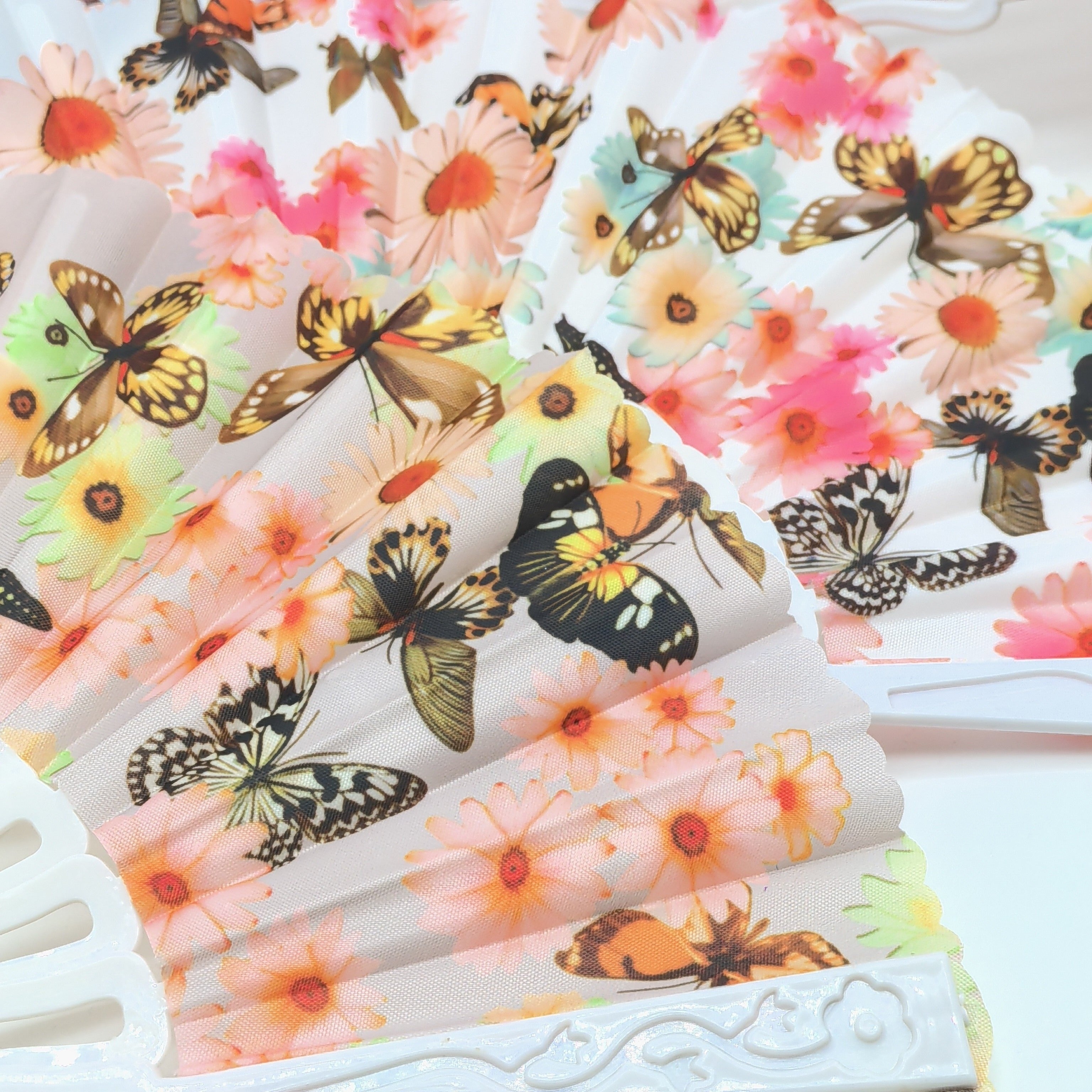 6 yoki 12 ta nozik kapalak va gullar dizayni bilan bezatilgan elegant qog'oz fanatlarni qo'lga oling. Sifatli linen materialdan tayyorlangan bu qo'l fanatlari fotosessiyalar uchun va yozda qulay bo'lish uchun juda mos keladi.