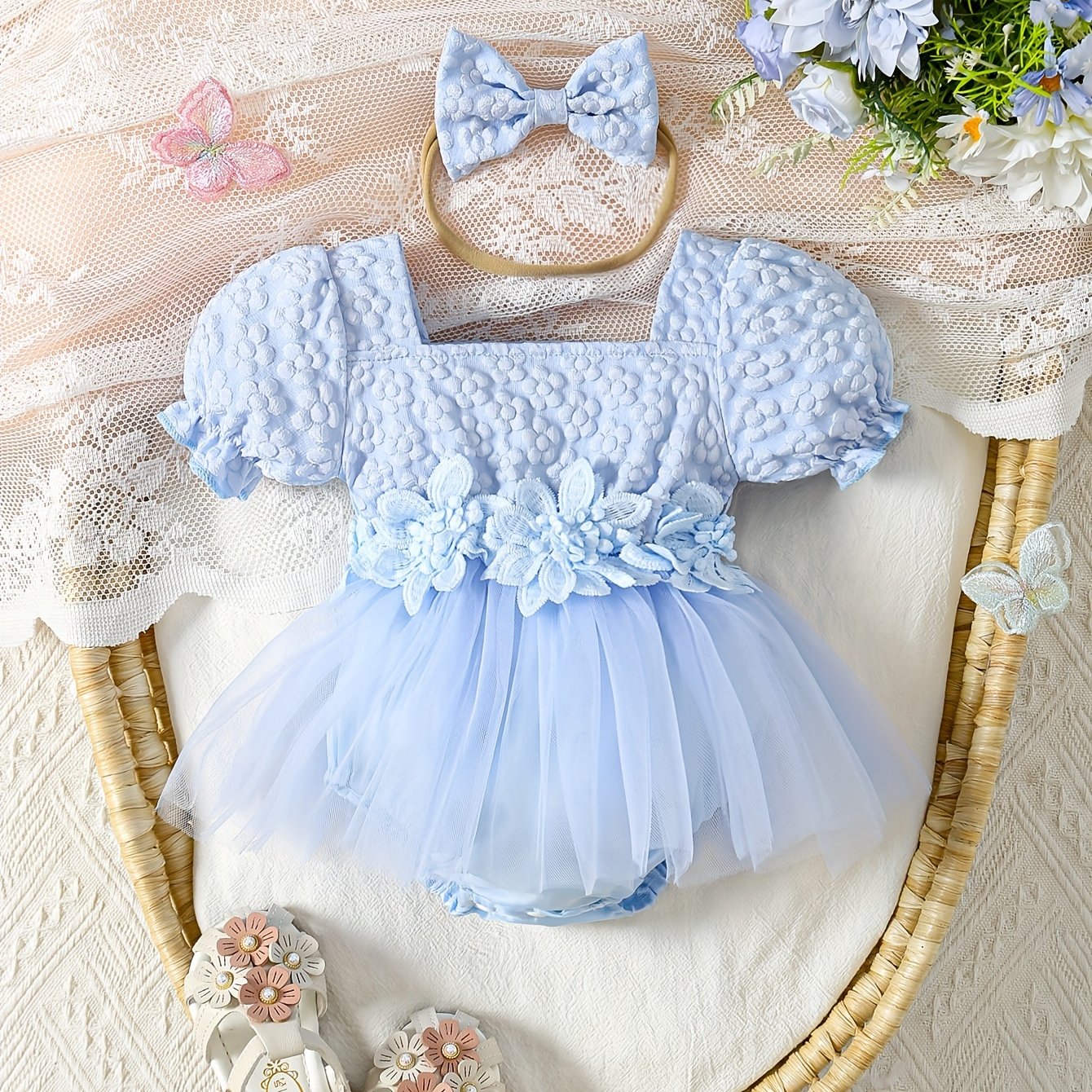 Qizlar uchun nafis gullar bilan tikilgan tutu ko'ylak, puff yenglar va appliqué tafsilotlari bilan. 100% polyester to'qilgan mato, ochiq havoda kiyish uchun mukammal.