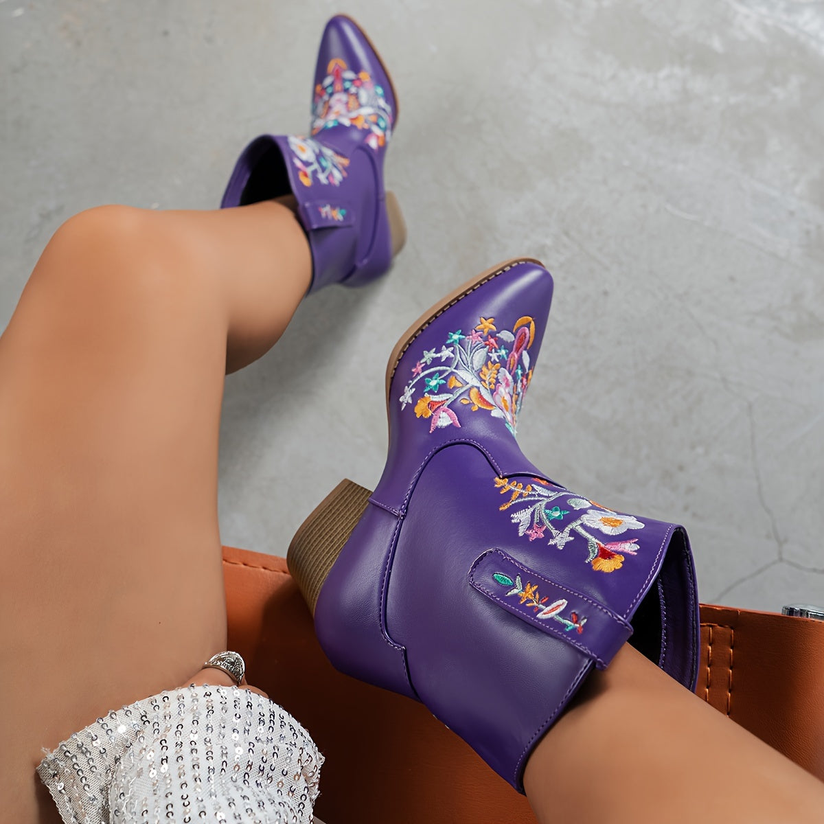 Женские цветочные вышитые искусственные сапоги до бедра с фиолетовым массивным каблуком