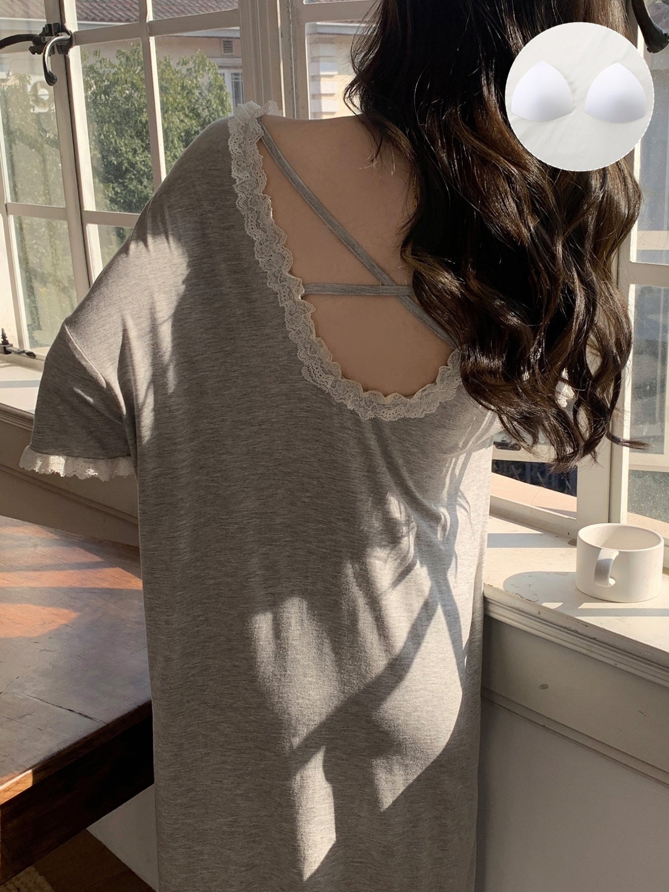 Женское летнее ночное платье с встроенными бюстгальтерными накладками и кружевной отделкой