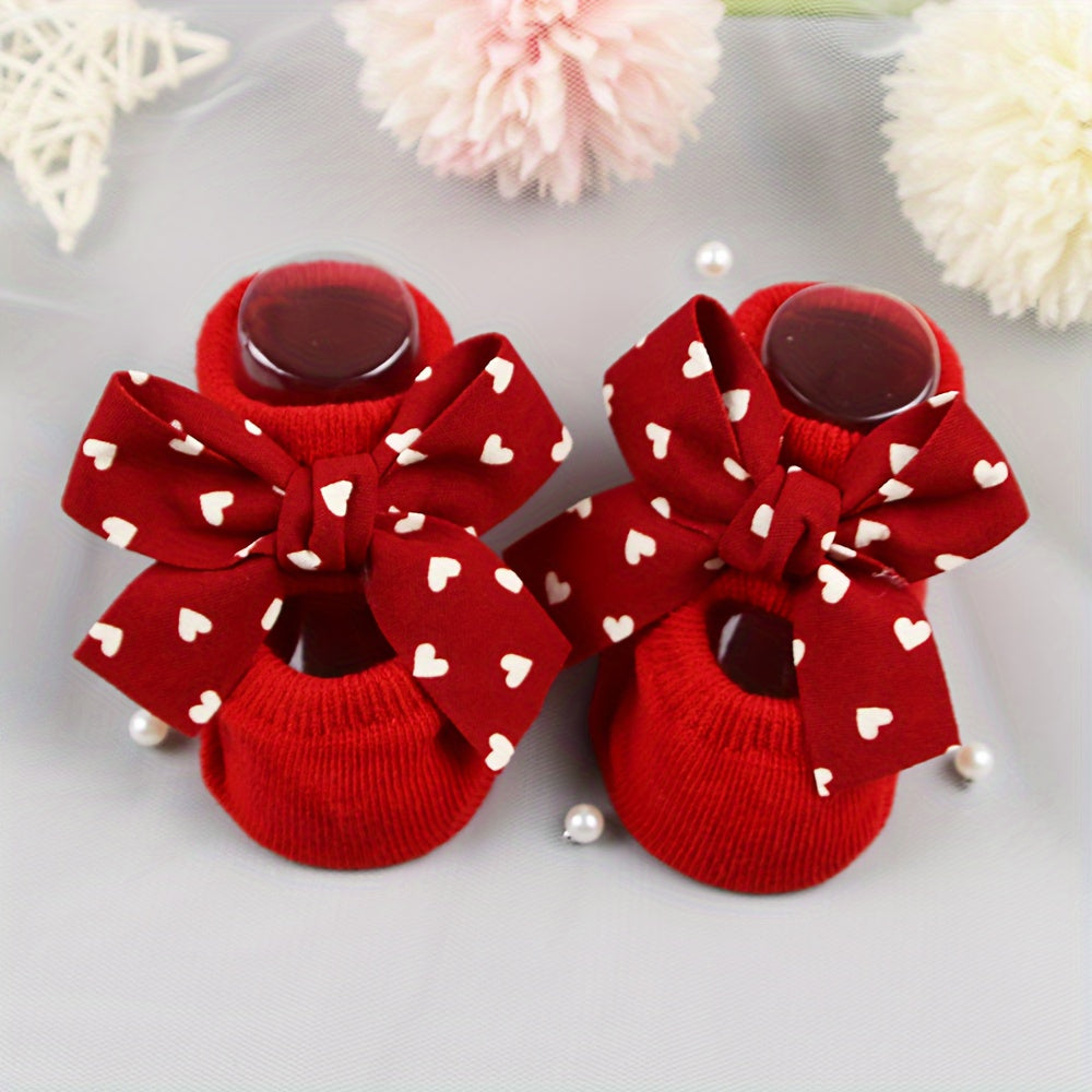 0-1 yoshli chaqaloqlar uchun yangi qizil chaqaloq paypoqlari, sirpanmaydigan nuqtalar bilan. Polyester aralashmasidan to'qilgan matodan tayyorlangan, faqat qo'lda yuvish kerak.