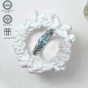 S925 sterling silver moissanite marquise uzuk, kumush qoplamasi va nafis preppy uslubiga ega bo'lgan hashamatli 1 dona. 1.26 karat moissanite toshi bilan va 4.5 gramm og'irlikda, bu uzuk kundalik kiyish yoki quyidagi maxsus tadbirlar uchun mukammaldir.