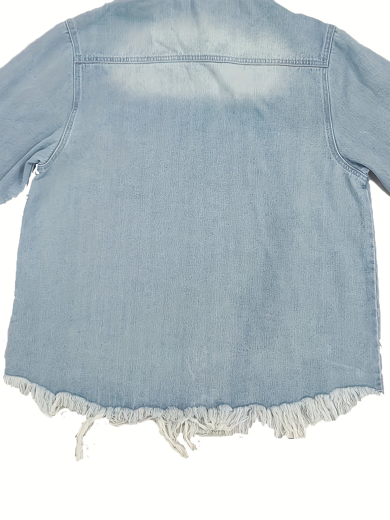 Женская джинсовая куртка оверсайз с асимметричным подолом, лацканами и необработанным краем. Изготовлена из нерастяжимого 100% материала, подходит для всех сезонов.