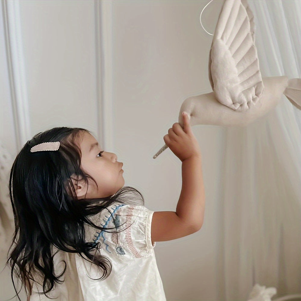 Nordik uslubidagi pendant, chiroyli lenin san'atidagi kolibri shaklida, bolalar xonasini bezatish uchun mukammal. Fotografiya suratlari uchun ajoyib va bolalar xonasi dekoratsiyasi uchun prop sifatida.