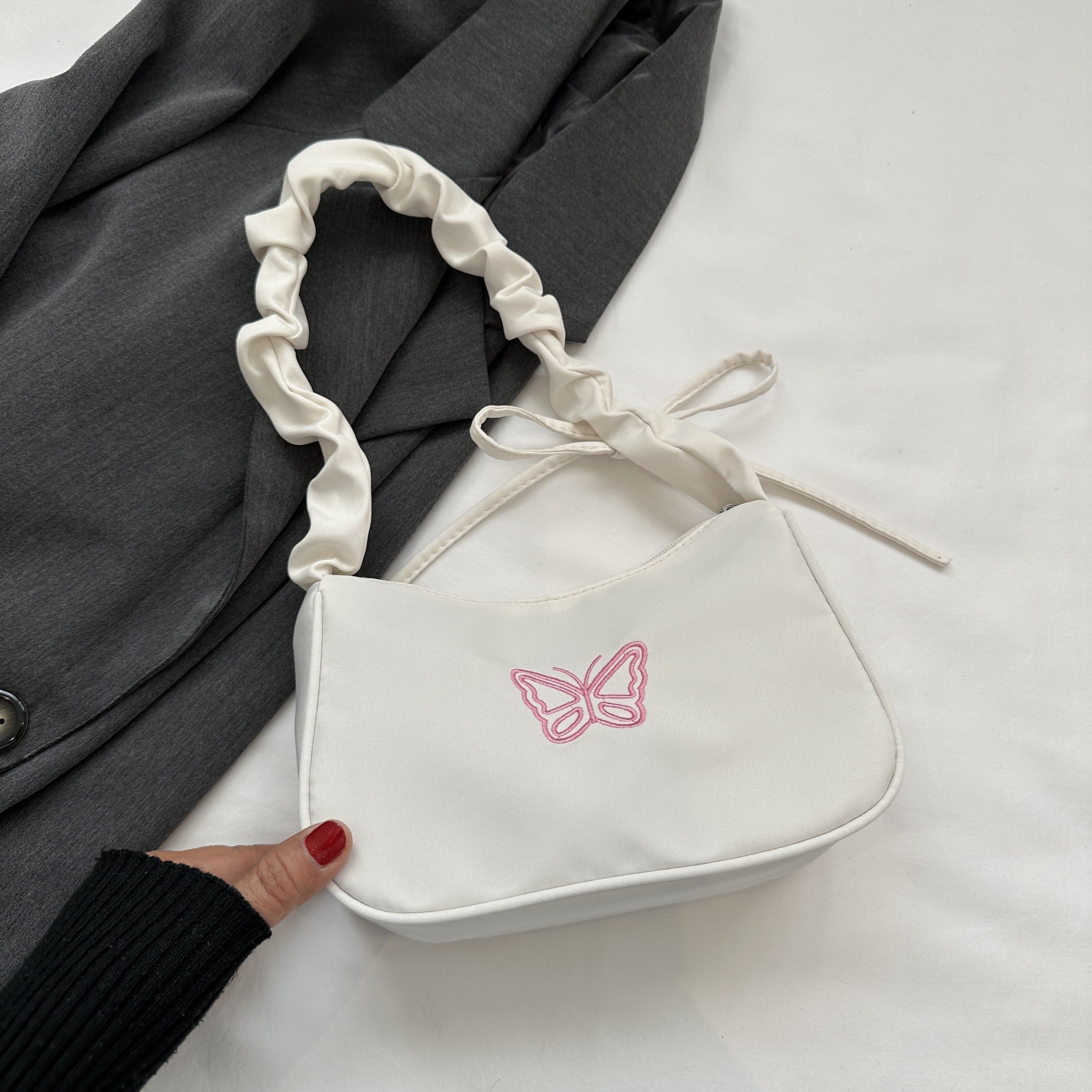 Стильная сумка через плечо с принтом бабочек для женщин, выполненная из повседневной оксфордской ткани с драпированным облачным дизайном, застежкой на молнии и полиэстеровой подкладкой.