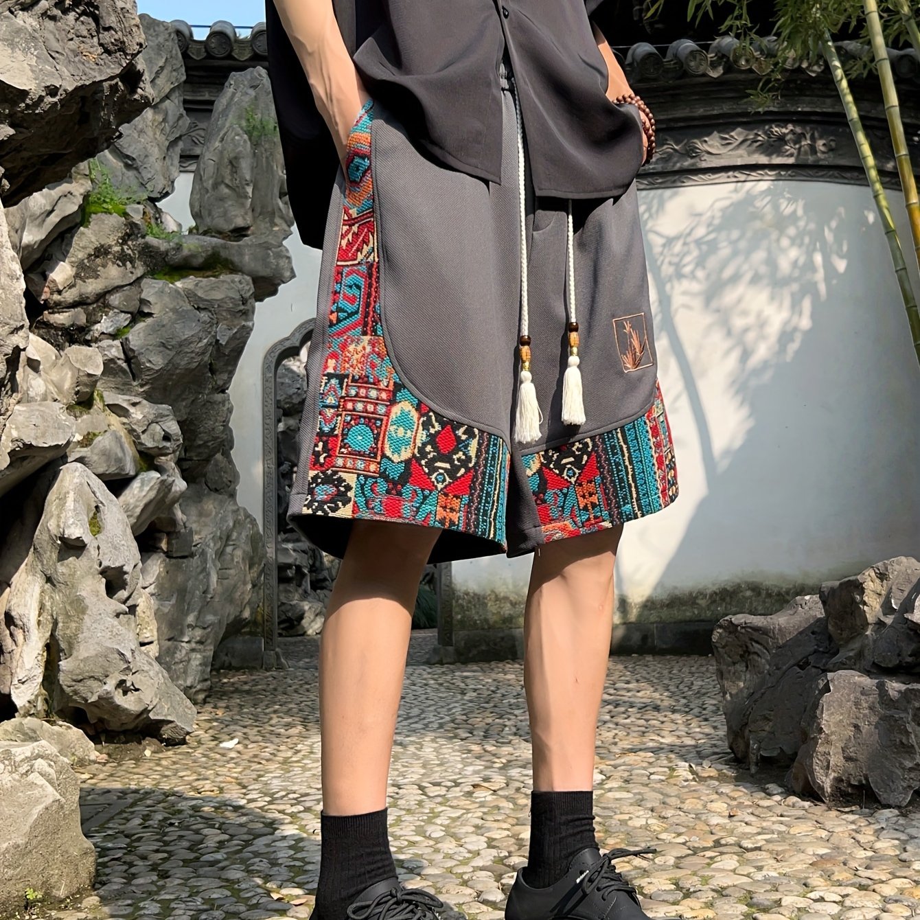 Yoz uchun cho'ntakli erkaklar etnik tikuv naqshli shortilar