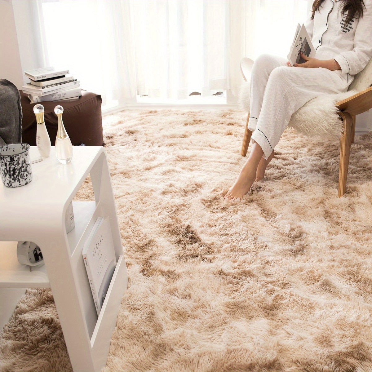 O'z makoningizni 1 dona Zamonaviy Oddiy Tie-dye Uzun Pile Gilam bilan ko'taring. Bu yumshoq va qulay gilam formaldehid va har qanday o'ziga xos hiddan xoli. U to'kilmaslik va so'nmaslik xususiyatlariga ega bo'lib, quyidagi turli joylar uchun ideal:
