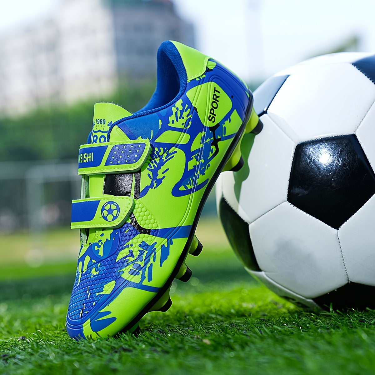 Poliamid futbol poyabzali sport uslubidagi bosma naqsh bilan, barcha mavsumlar va tadbirlar uchun mos. Oson yopilish, engil dizayn, mato ichki qismi, TPU taglik va EVA ichki taglik xususiyatlariga ega. Ideal uchun