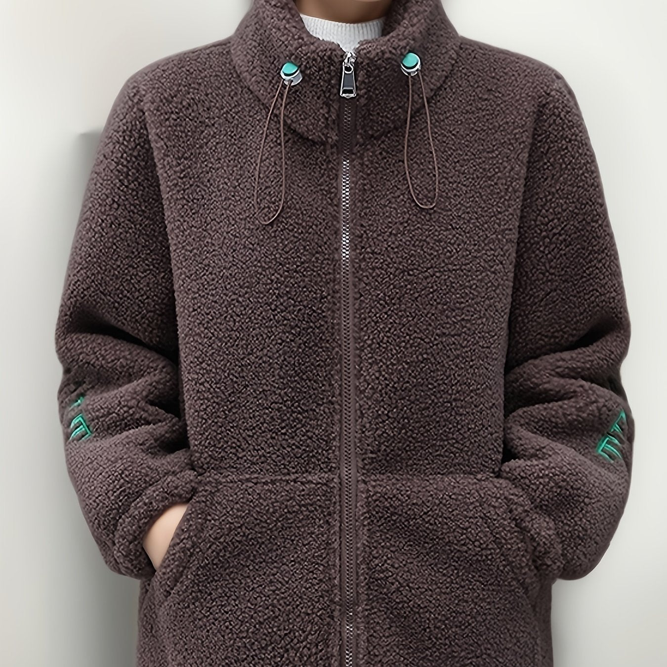 Ayollar uchun qulay, to'quv kabi jilet, iliq qizil kadife bilan tikilgan harflar bilan, barcha fasllar uchun mukammal. Qiziqarli va tasodifiy, turli xil yenglar va to'quv kabi tuzilishga ega.