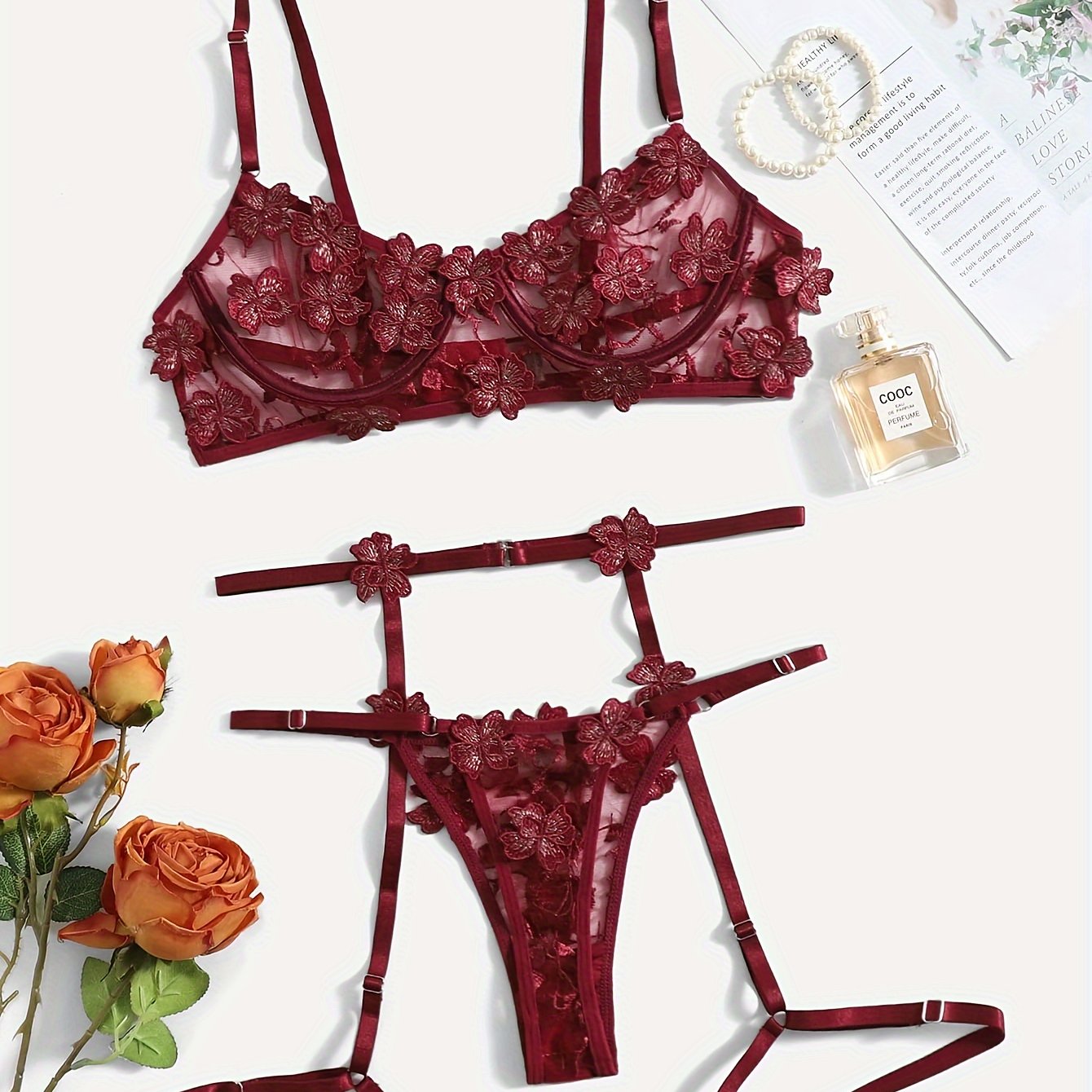 Muqaddas Patrik kuni uchun ayollar uchun shamrock yamoq, yarim shaffof brassier, thong va garter belti bilan to'plangan ichki kiyim to'plami.