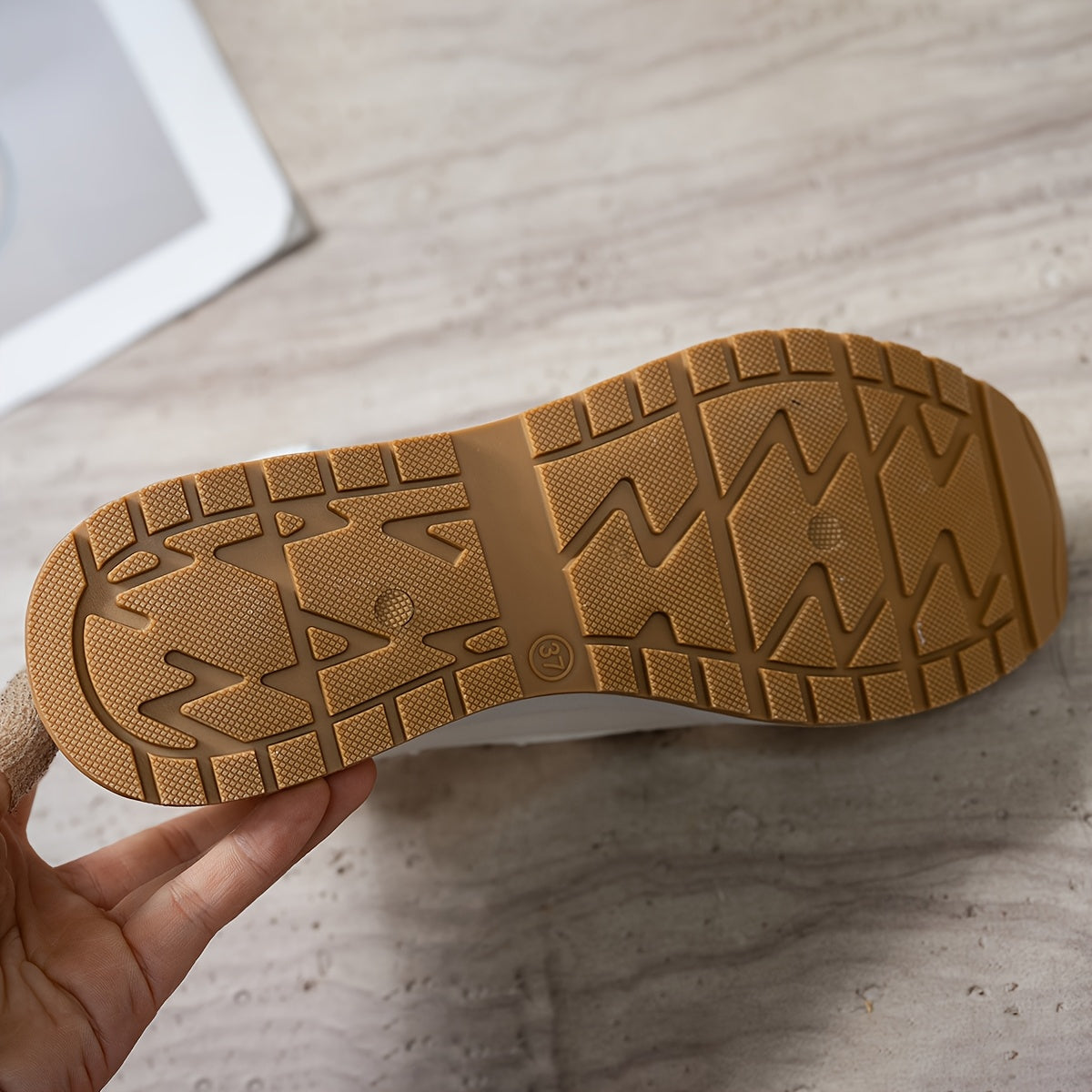 Ayollar uchun platforma sandallari, ko'rinmas balandlik oshiruvchi, sehrli lenta yopilishi, sun'iy charm ustki qismi va sirpanmaydigan kauchuk taglik.