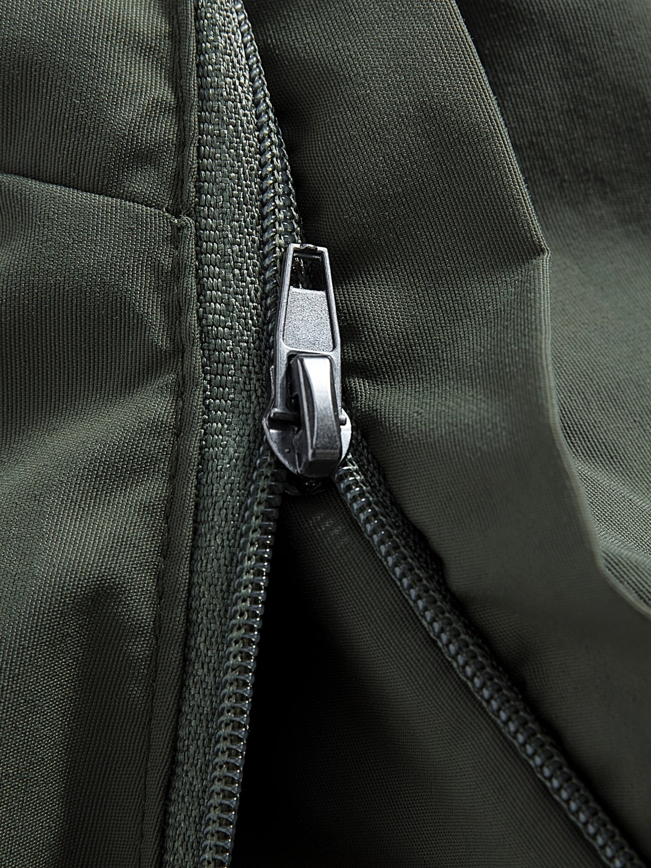 Erkaklar uchun suv o'tkazmaydigan, shamol o'tkazmaydigan, tikuvli dizaynga ega, bir nechta cho'ntaklari, krujka yelkalari, oddiy yenglari, fermuarli plakat bilan 100% polyester nylon materialidan tayyorlangan.