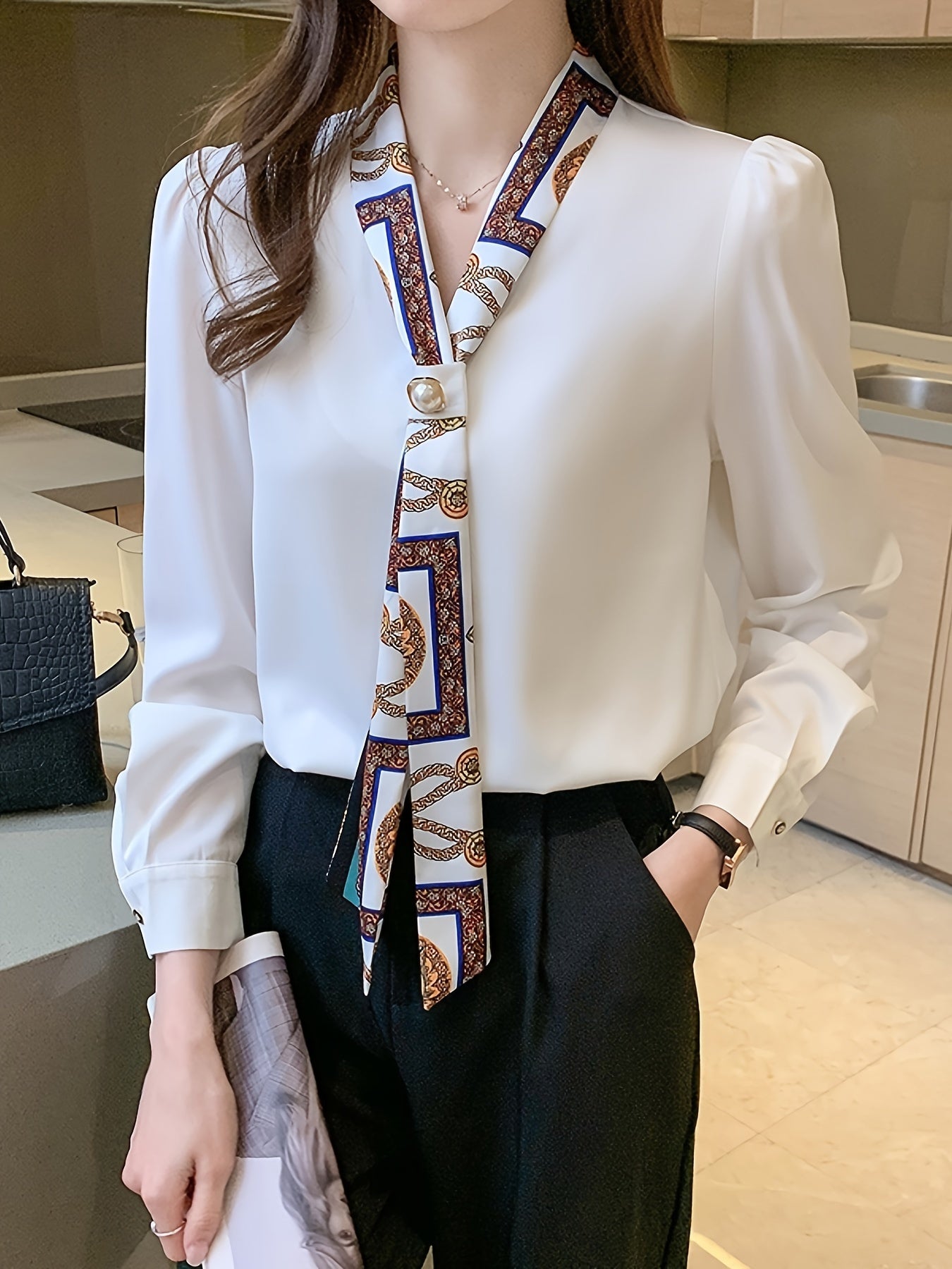 Blusa de poliéster para mujer con escote en V, patrón estampado y adornos de botones