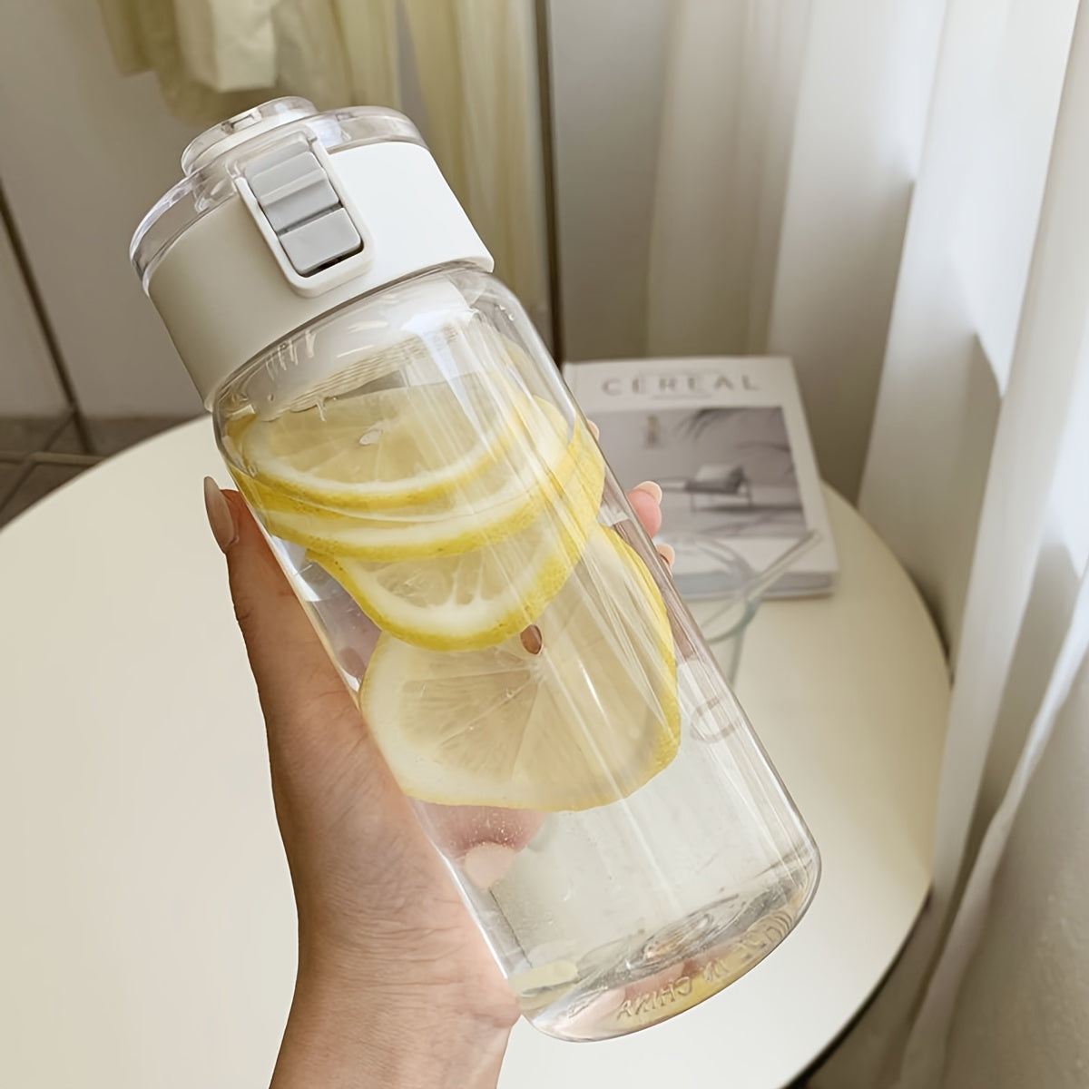 Botella de agua deportiva de plástico ligero para senderismo y uso en la oficina