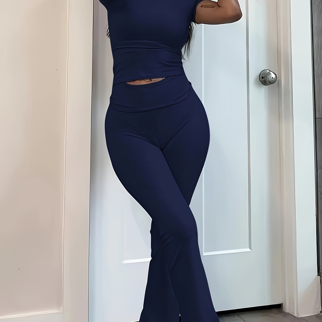 Qisqa yengli krujka bo'yinli, yig'ilgan shimlar bilan ayollar uchun dam olish kiyimlari to'plami