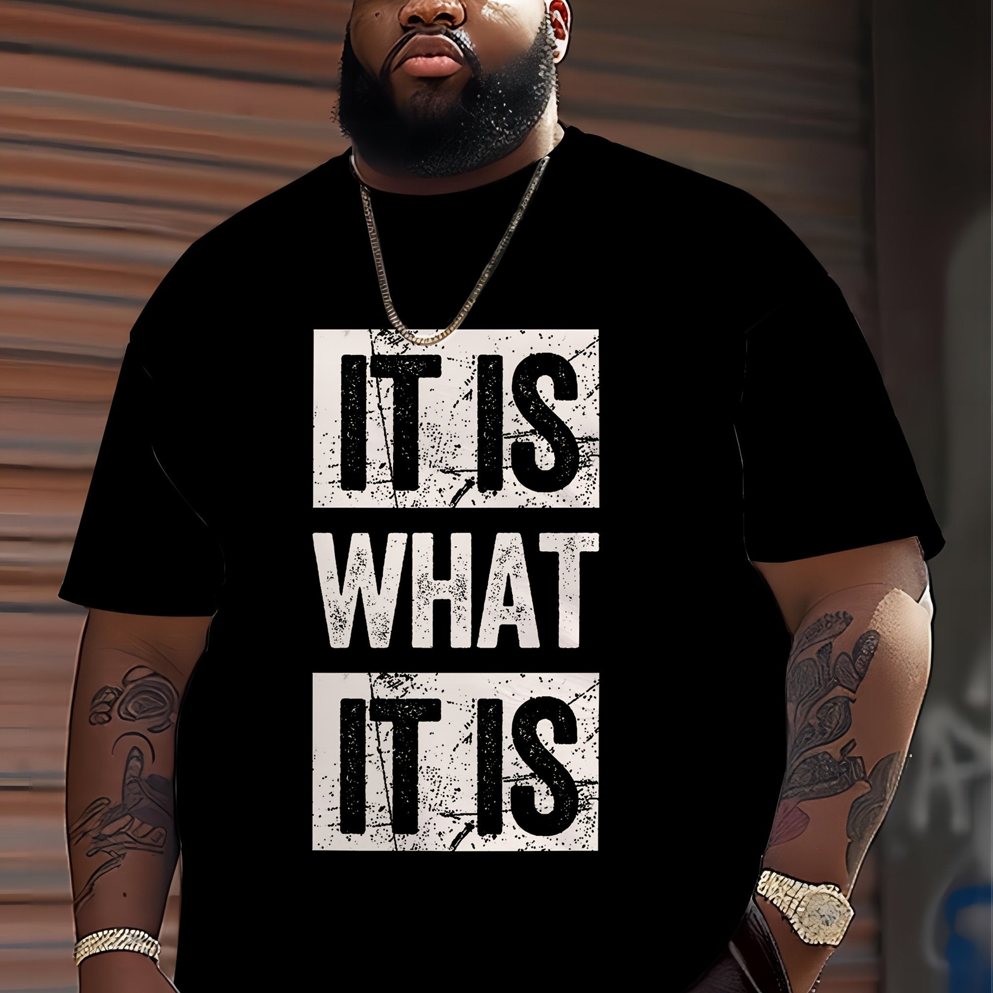 Erkaklar uchun "IT IS WHAT IT IS" grafik futbolkasi - qora polyester, qalin oq yozuvlar, dumaloq bo'yin, mashinada yuvish mumkin, katta o'lchamda