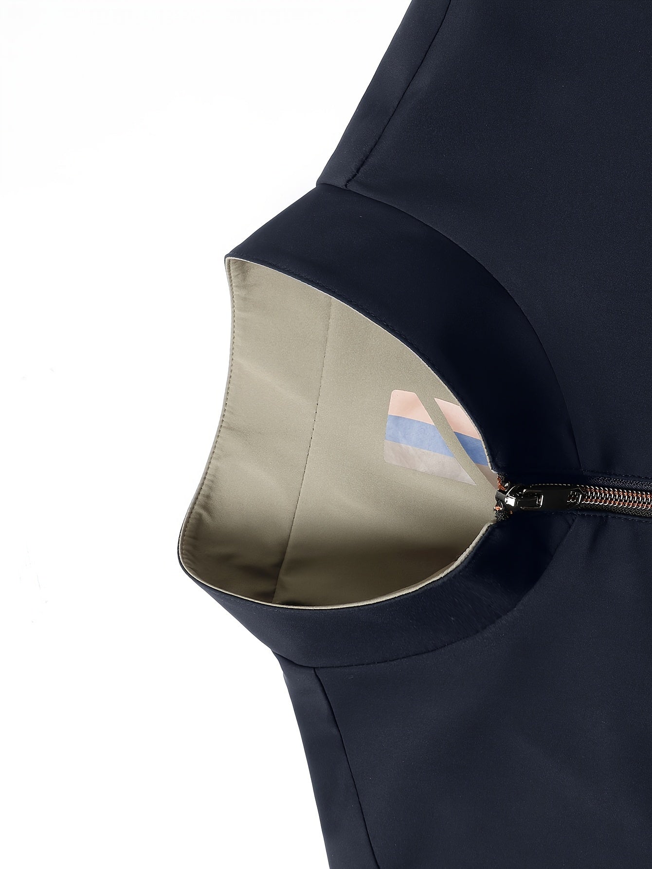 Zarif ko'k rangli erkaklar uchun fermuarlı jilet, biznes sayohatlari va ochiq havoda faoliyatlar uchun ideal. Mustahkam polyesterdan tayyorlangan, mashinada yuvish mumkin.