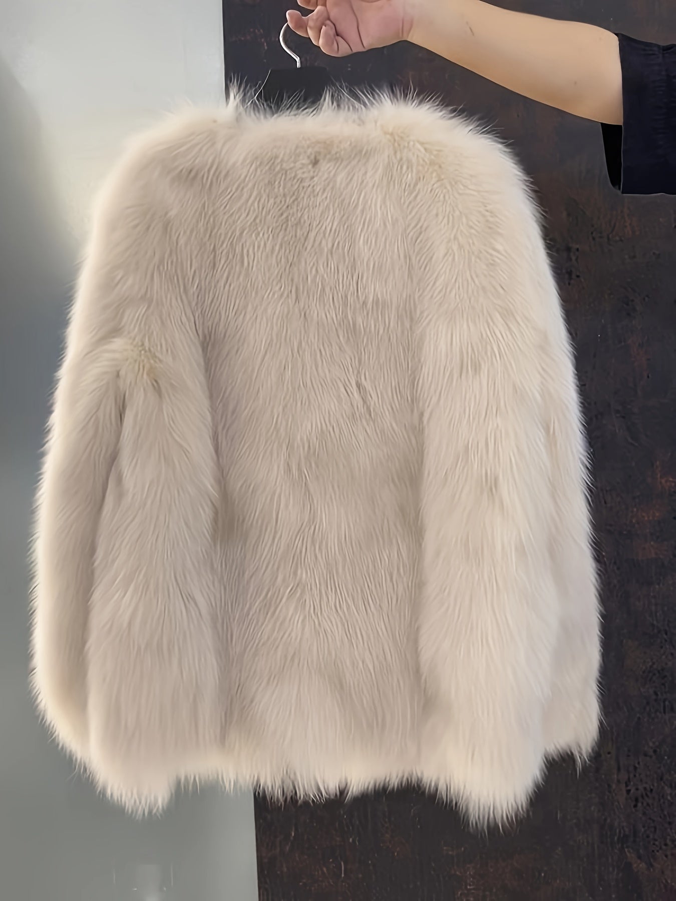 Ayollar uchun zamonaviy sun'iy mo'yna palto, 100% polyester to'qima matodan tayyorlangan, bir rangda, oddiy yenglar bilan, qisqa uzunlikda va kamar yo'q. Kuz/qish modasi uchun kattalar uchun ideal yuqori palto.