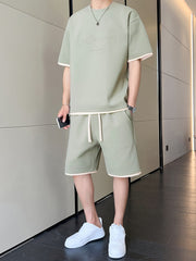 Yengil kulrang "DREAMS" printli erkaklar tasodifiy sport kiyim to'plami. 100% polyesterdan tayyorlangan, mashinada yuvish mumkin. Yozgi kiyim uchun mukammal.