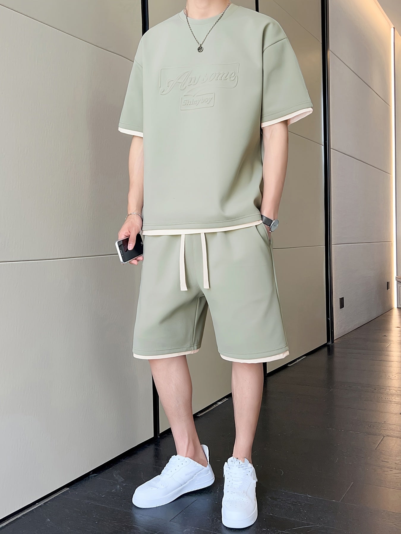 Yengil kulrang "DREAMS" printli erkaklar tasodifiy sport kiyim to'plami. 100% polyesterdan tayyorlangan, mashinada yuvish mumkin. Yozgi kiyim uchun mukammal.