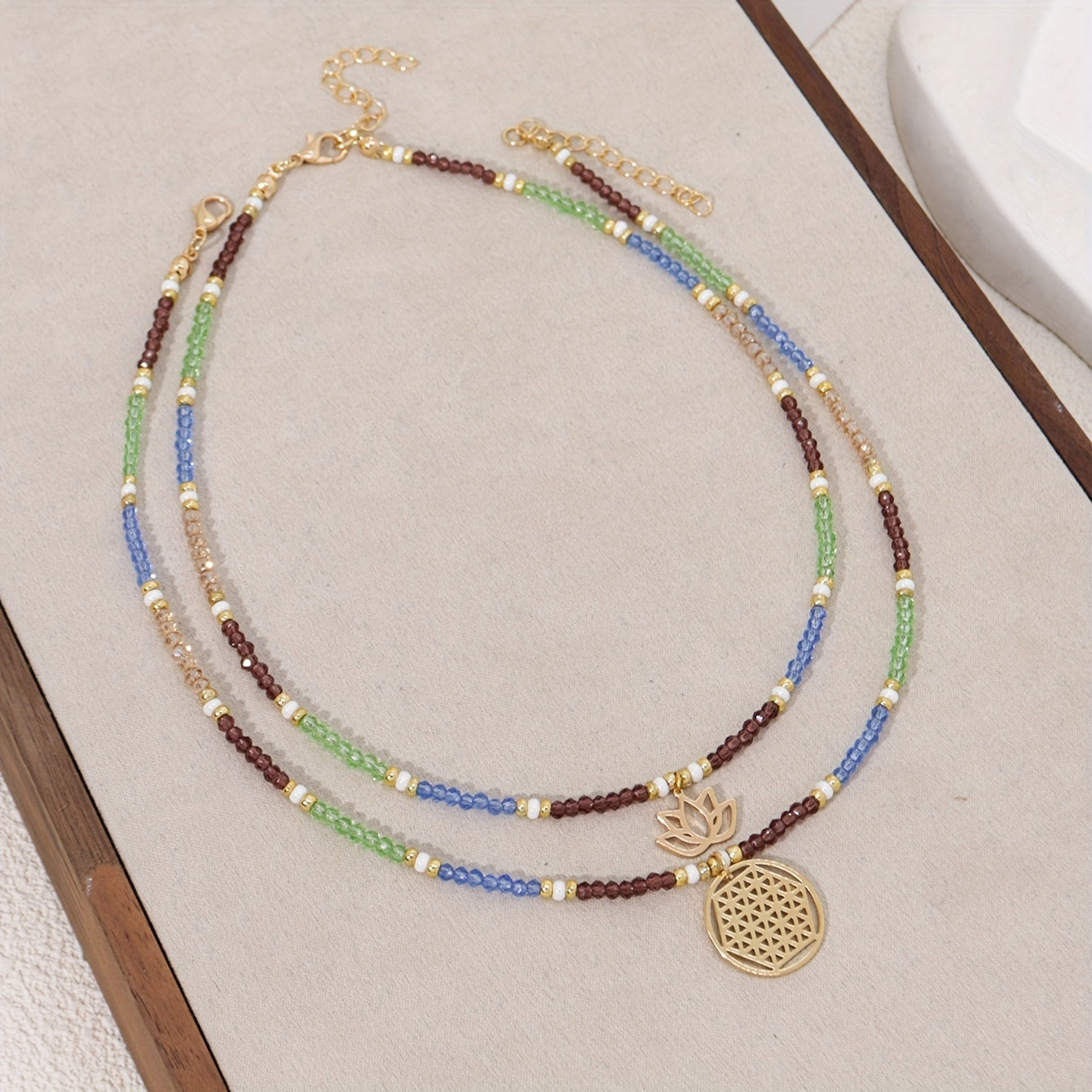 Ikki dona Bohemian Crystal Beaded Lotus Pendant Zanjirlar to'plami, Ayollar uchun Zamonaviy Ikki Qavatli Zargarlik, Ta'tillar, Partiyalar, Musiqa Festivalari va Har Kunlik Kiymak uchun Mukammal, Har Mavsumda Mos Kelayotgan