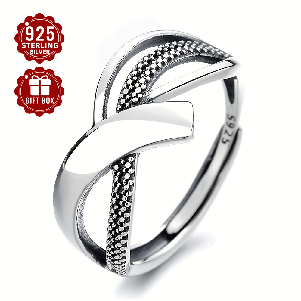 Ushbu nafis kumush uzuk vintage geometrik dizayni bilan ajralib turadi, oddiy va noyob uslubi bilan, uni kundalik yig'ilishlar uchun ideal qiladi. U taxminan 2.5g og'irlikda bo'lib, ayollarning barmoqlari uchun mukammal.