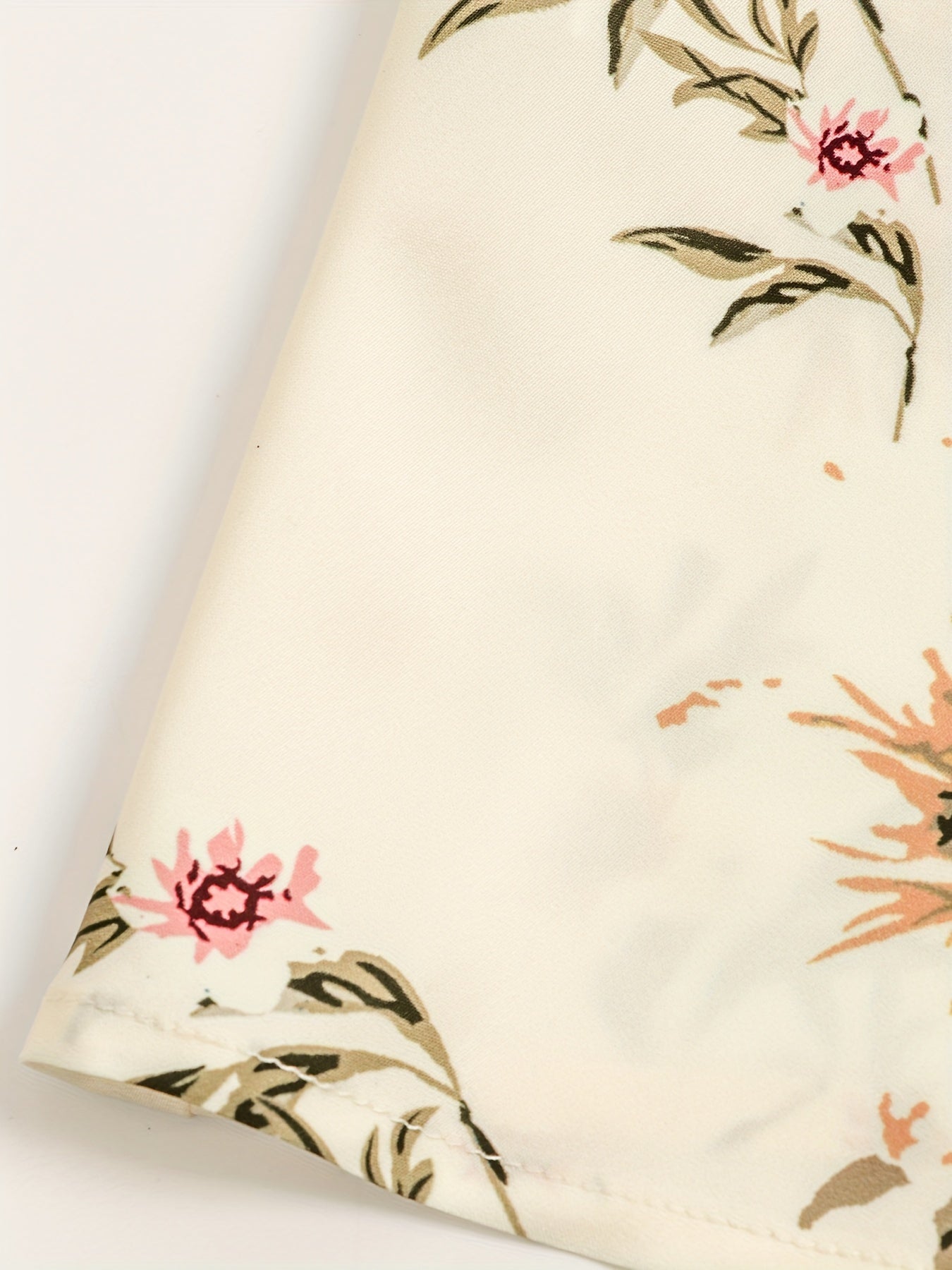 Gul naqshli, yarim yengli, elegant crew neck ko'ylak, bahor va yoz uchun mukammal. Ayollar kiyimlari.