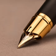 Metall qalam 0.5mm nozik nib va qopqoqni bosish bilan yopish. Biznes va shaxsiy imzolar uchun mos. 3.4mm siyoh shishalari bilan ishlaydi.