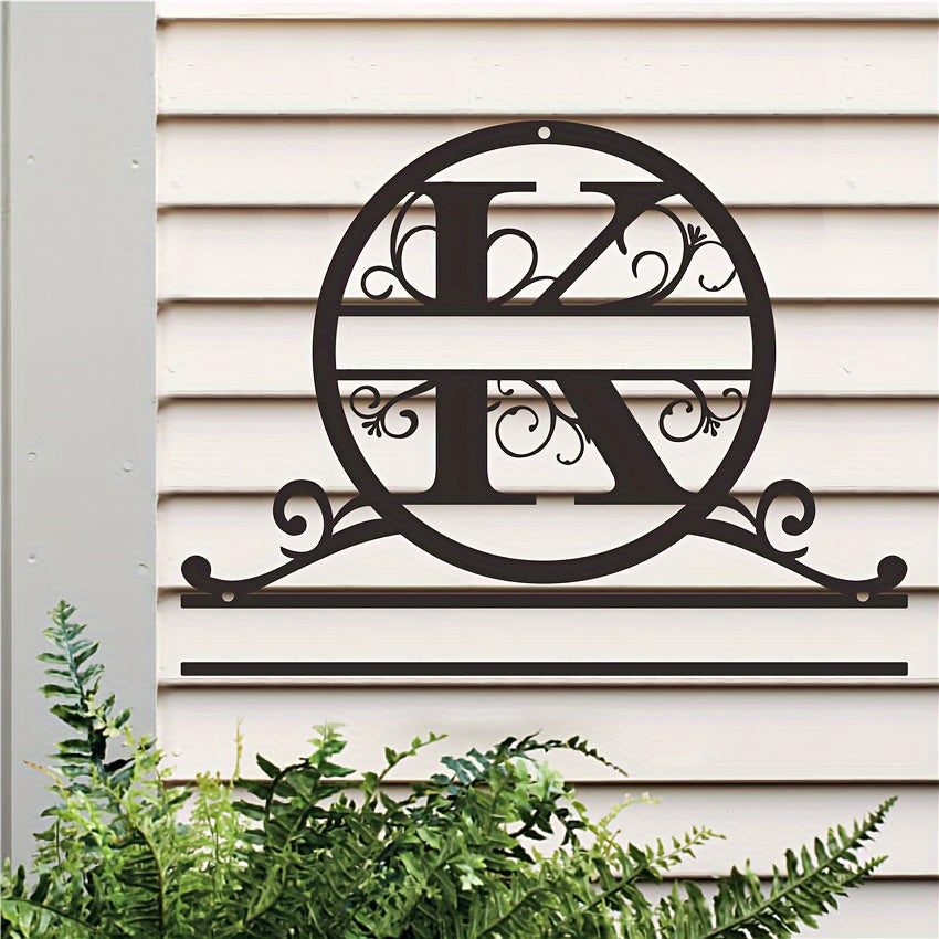 Maxsus metall oilaviy nom yozuvi bilan monogram va familiya, ob-havo sharoitiga chidamli, bardoshli va teksturali yakuniy uchun uy bezaklari