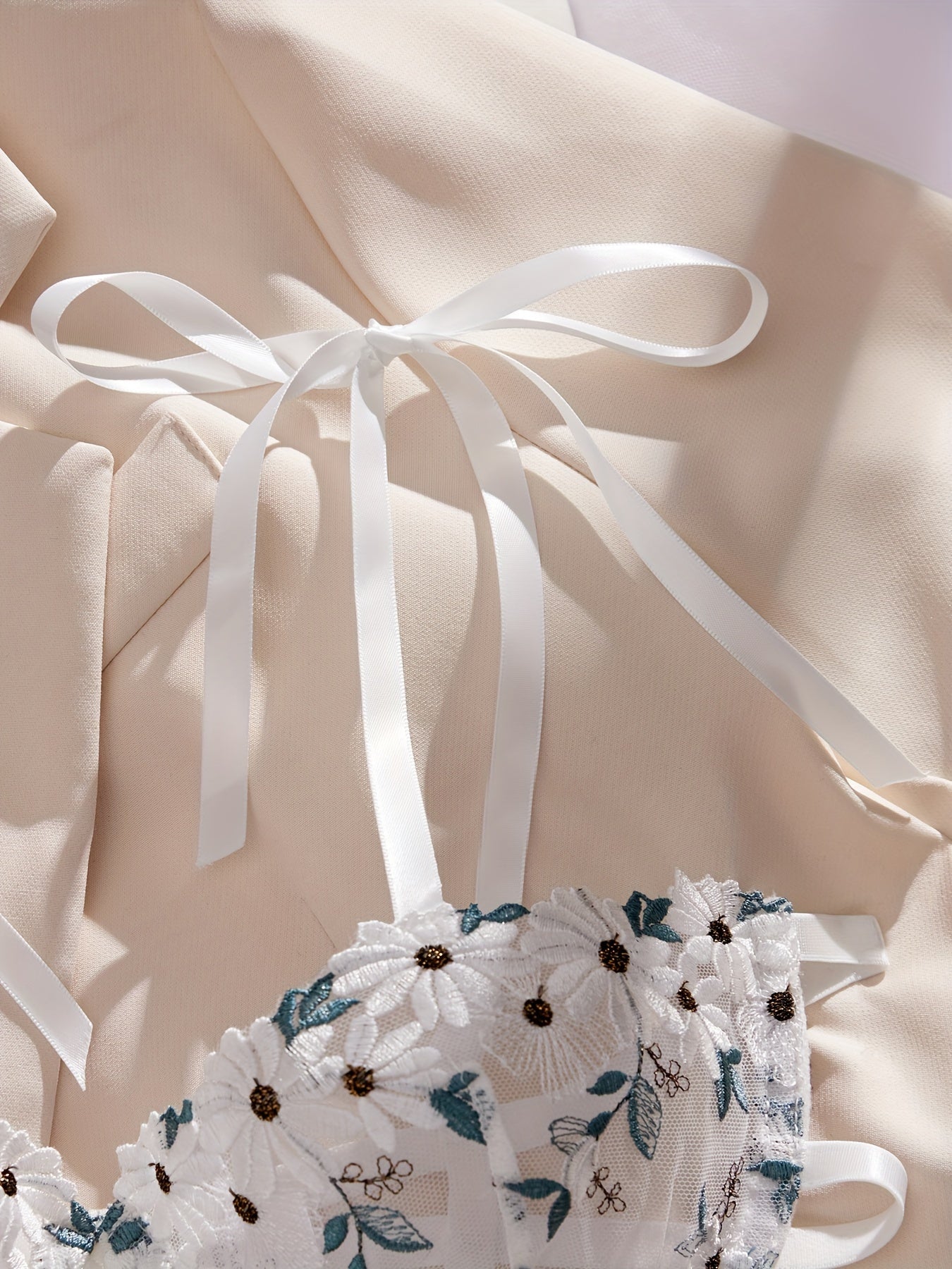 Ayollar uchun ikki rangli dantelli ichki kiyim to'plami