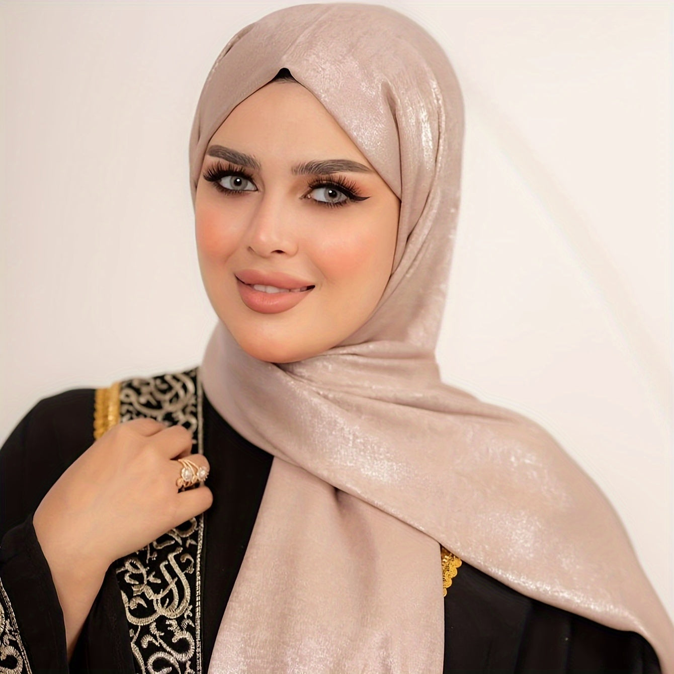 Poliester saten musulmon hijobi bir rangda, cho'zilmaydigan, nafas oladigan, mos keladigan uslubda to'qilgan.