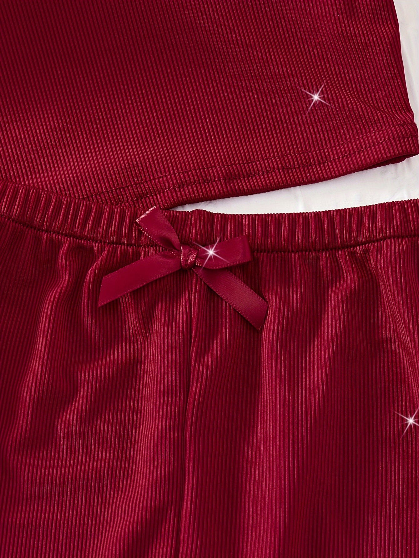 Ayollar uchun V-yuqori va kamonli shortiklar bilan 2-qismli dantel birlashtirilgan pijama to'plami