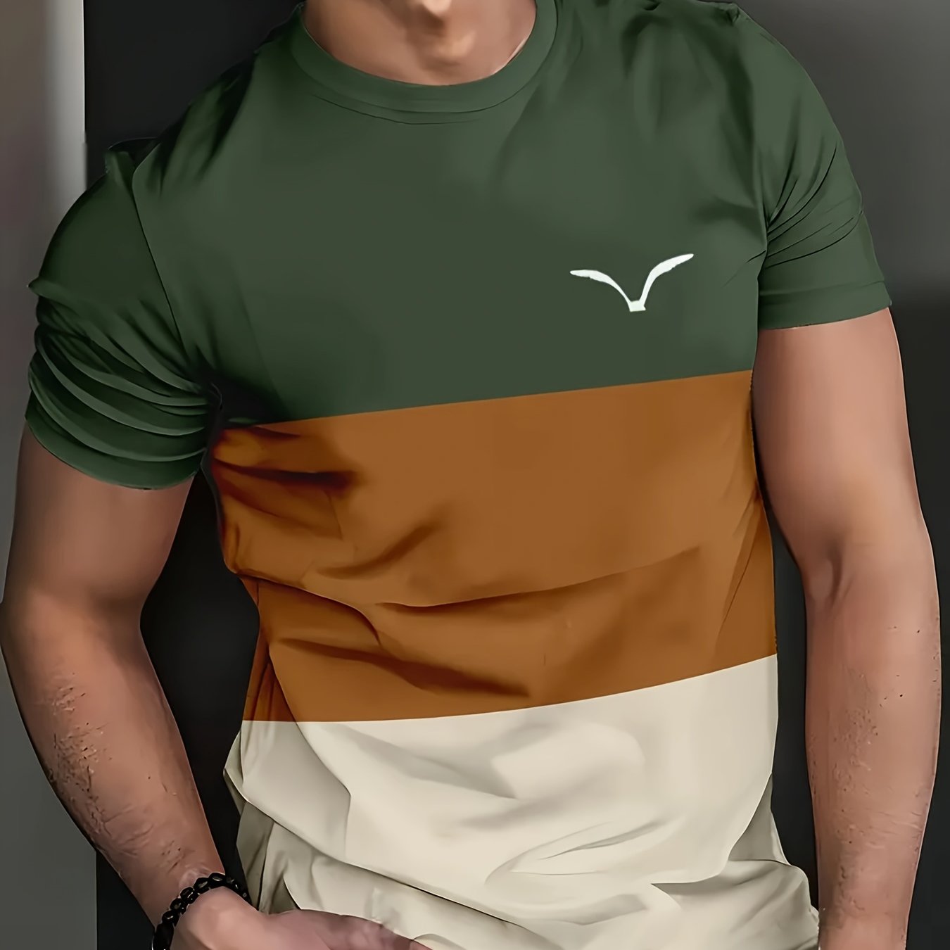 Erkaklar uchun geometrik chiziqli printli krujka yoqasi t-shirt, nafas oladigan polyester to'qima matosidan tayyorlangan, bahor/yoz ko'cha modasi uchun mos.