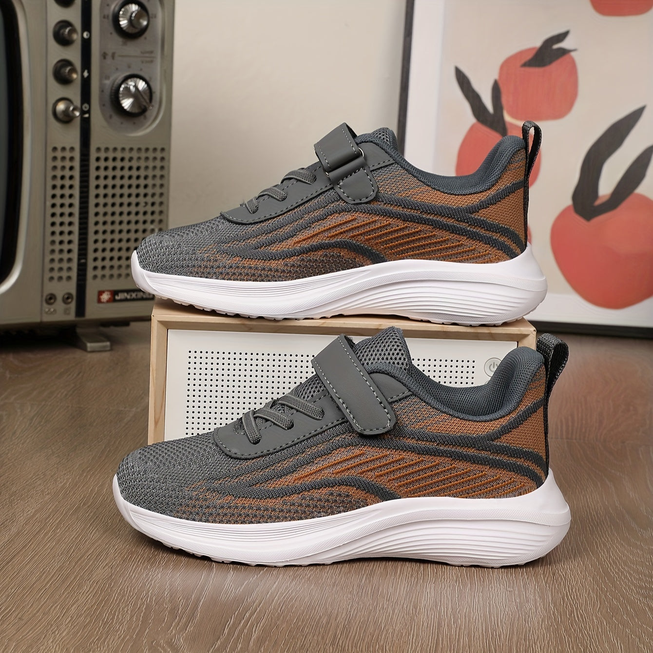 Havo o'tkazuvchi to'rli sport poyabzallari, sirpanmaydigan EVA taglik va bog'ich bilan. Bolalar uchun kulrang va jigarrang chiziqli kundalik kiyim uchun mukammal poyabzallar.