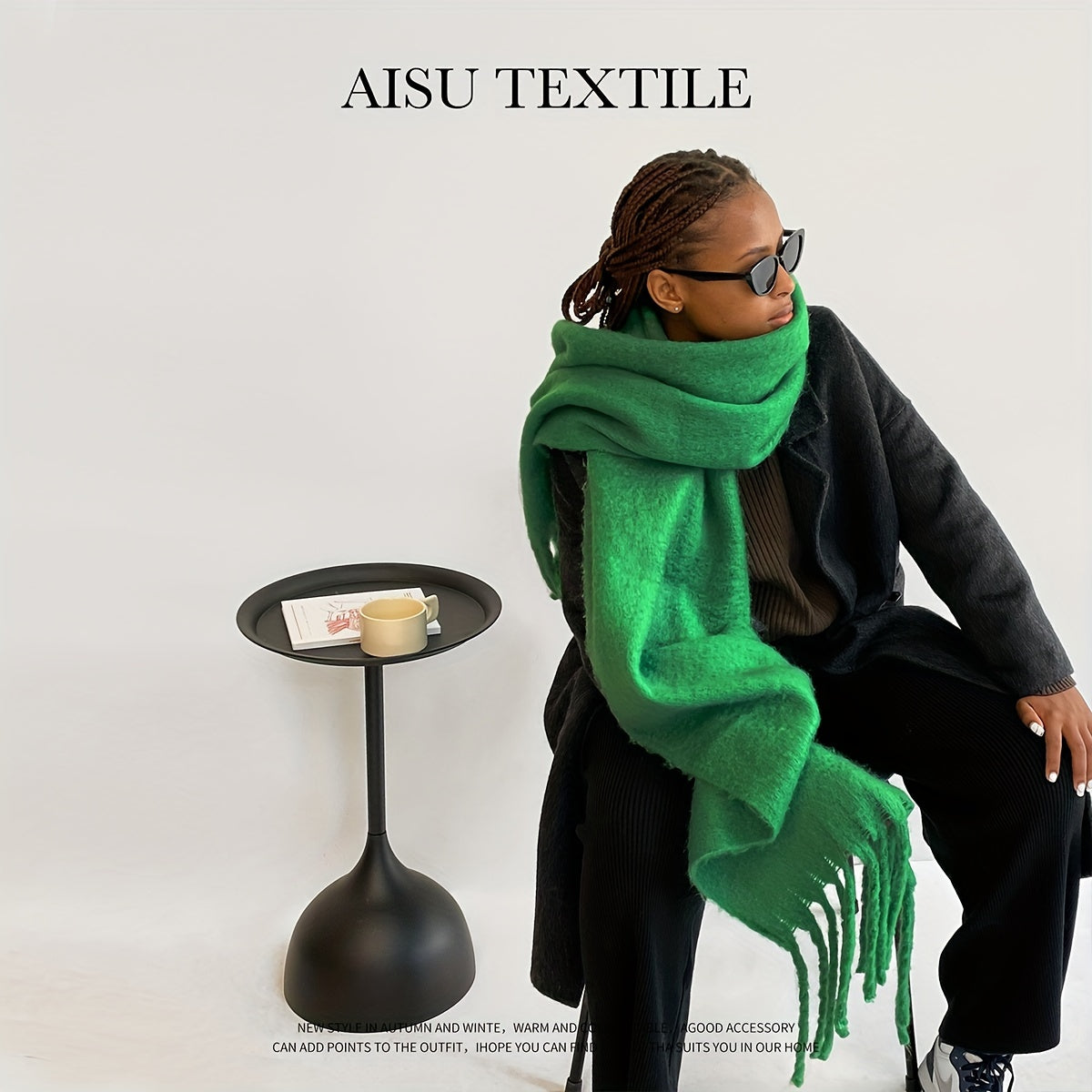 Qalinlangan tassellar bilan qalin rangli qishda sharf