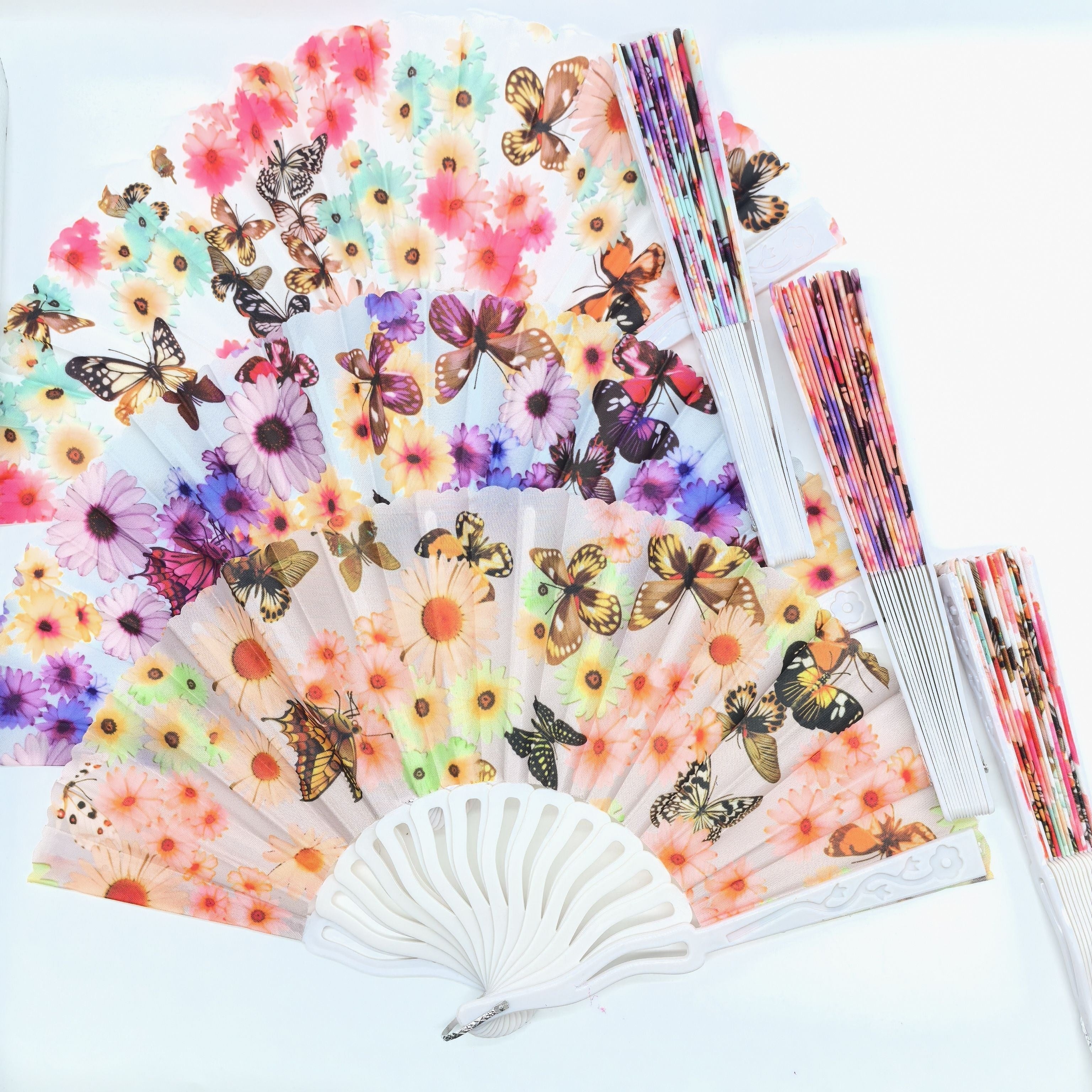 6 yoki 12 ta nozik kapalak va gullar dizayni bilan bezatilgan elegant qog'oz fanatlarni qo'lga oling. Sifatli linen materialdan tayyorlangan bu qo'l fanatlari fotosessiyalar uchun va yozda qulay bo'lish uchun juda mos keladi.