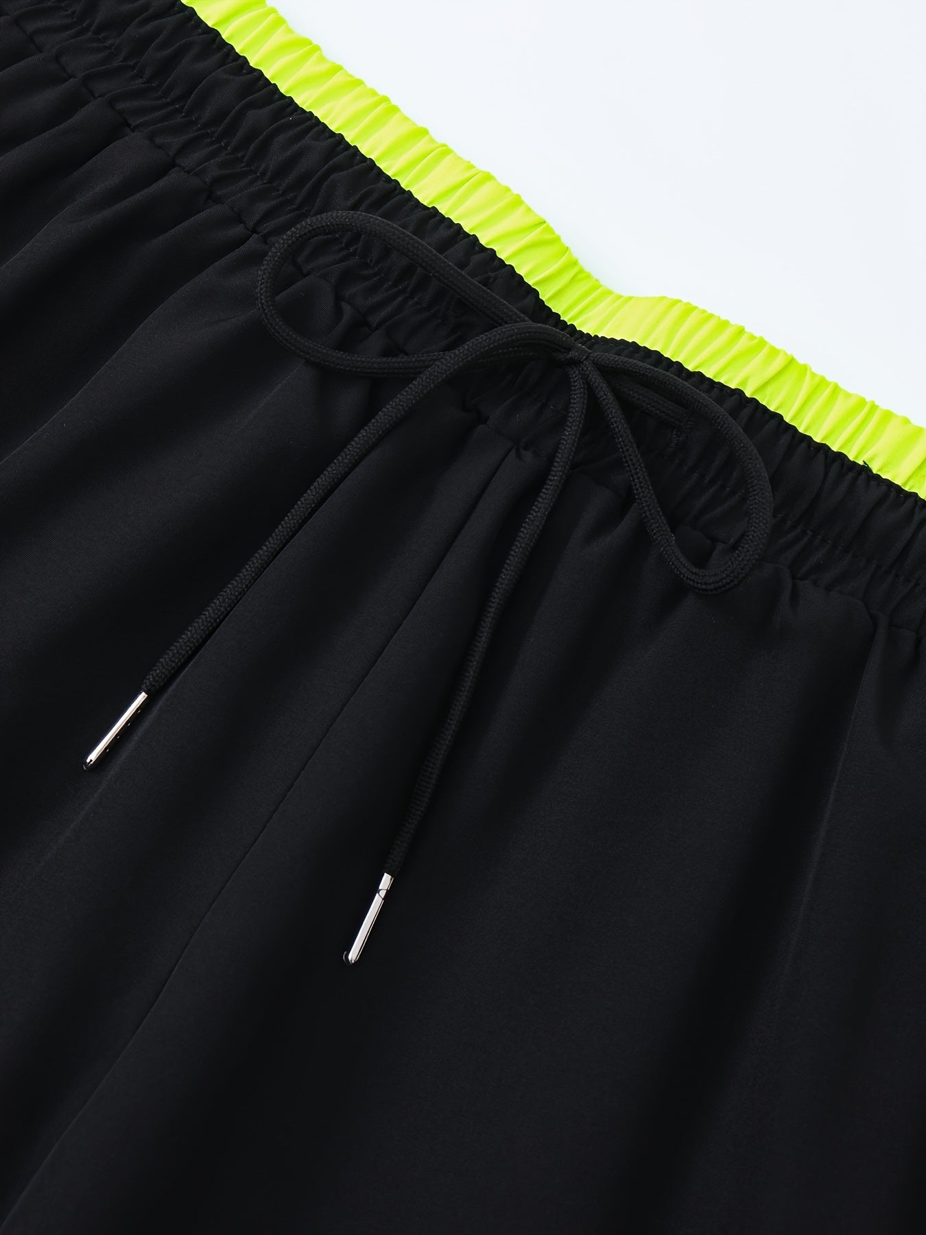 Katta va baland erkaklar uchun yozda kiyish uchun mo'ljallangan plus o'lchamdagi ochiq sport shortlari.