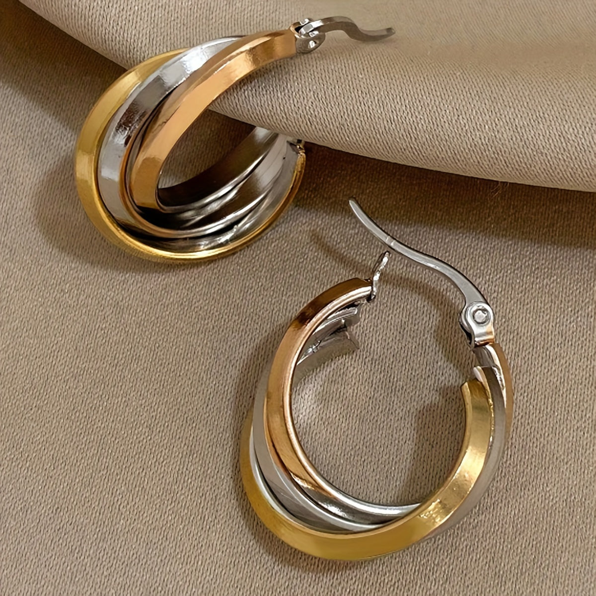 Ko'p rangli burama uch qatlamli halqa bilaguzuklar, ikki rangli leverback dizayni bilan, har qanday partiya, klub yoki ta'til kiyimiga rang va uslub qo'shish uchun mukammal. Sevimli insoningizga ajoyib zargarlik buyumlarini sovg'a qiling.